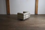 Cassina_LC3_armchair_by_Le_corbusier_in_leather,_1980s