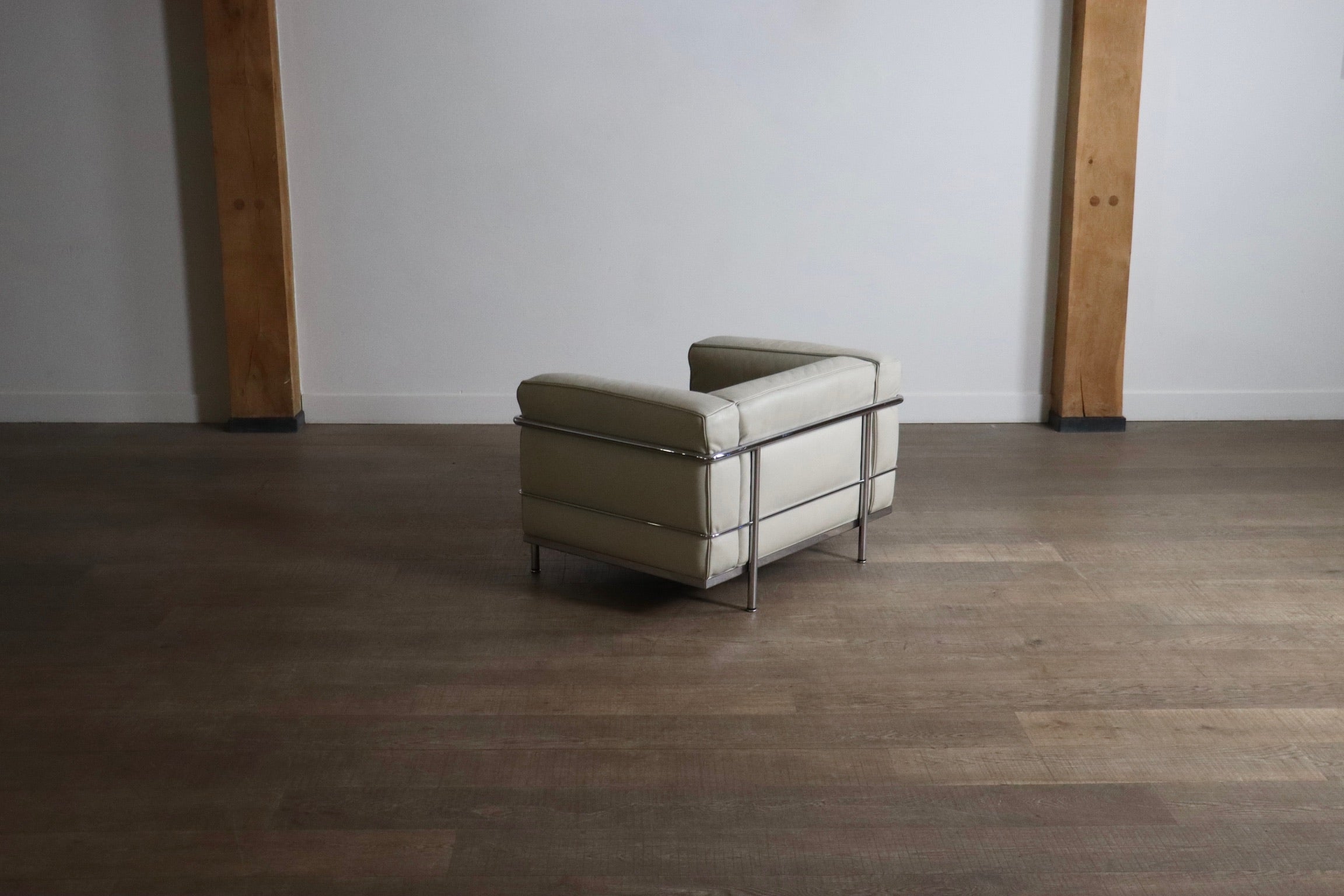 Cassina_LC3_armchair_by_Le_corbusier_in_leather,_1980s