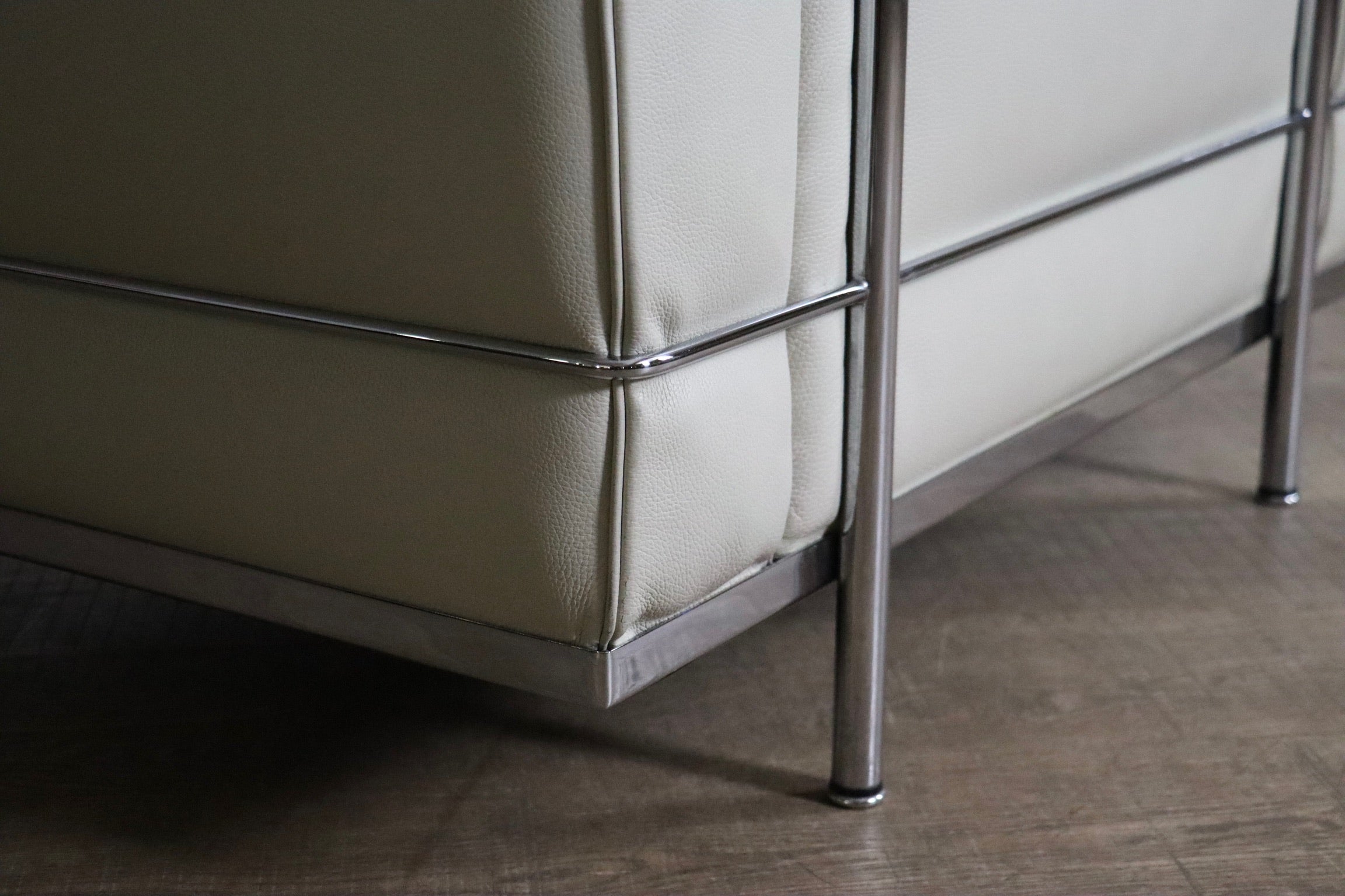 Cassina_LC3_armchair_by_Le_corbusier_in_leather,_1980s