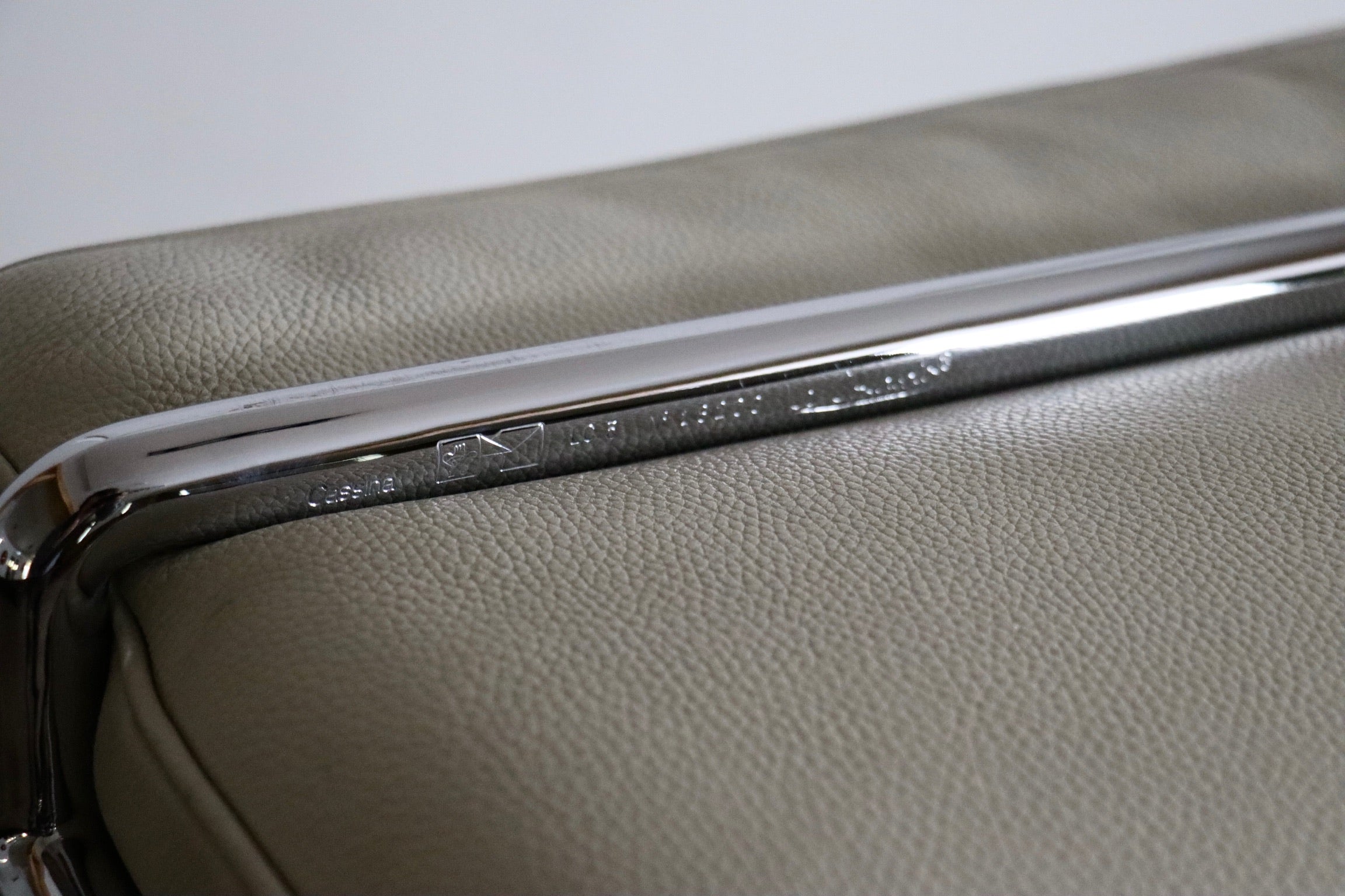 Cassina_LC3_armchair_by_Le_corbusier_in_leather,_1980s