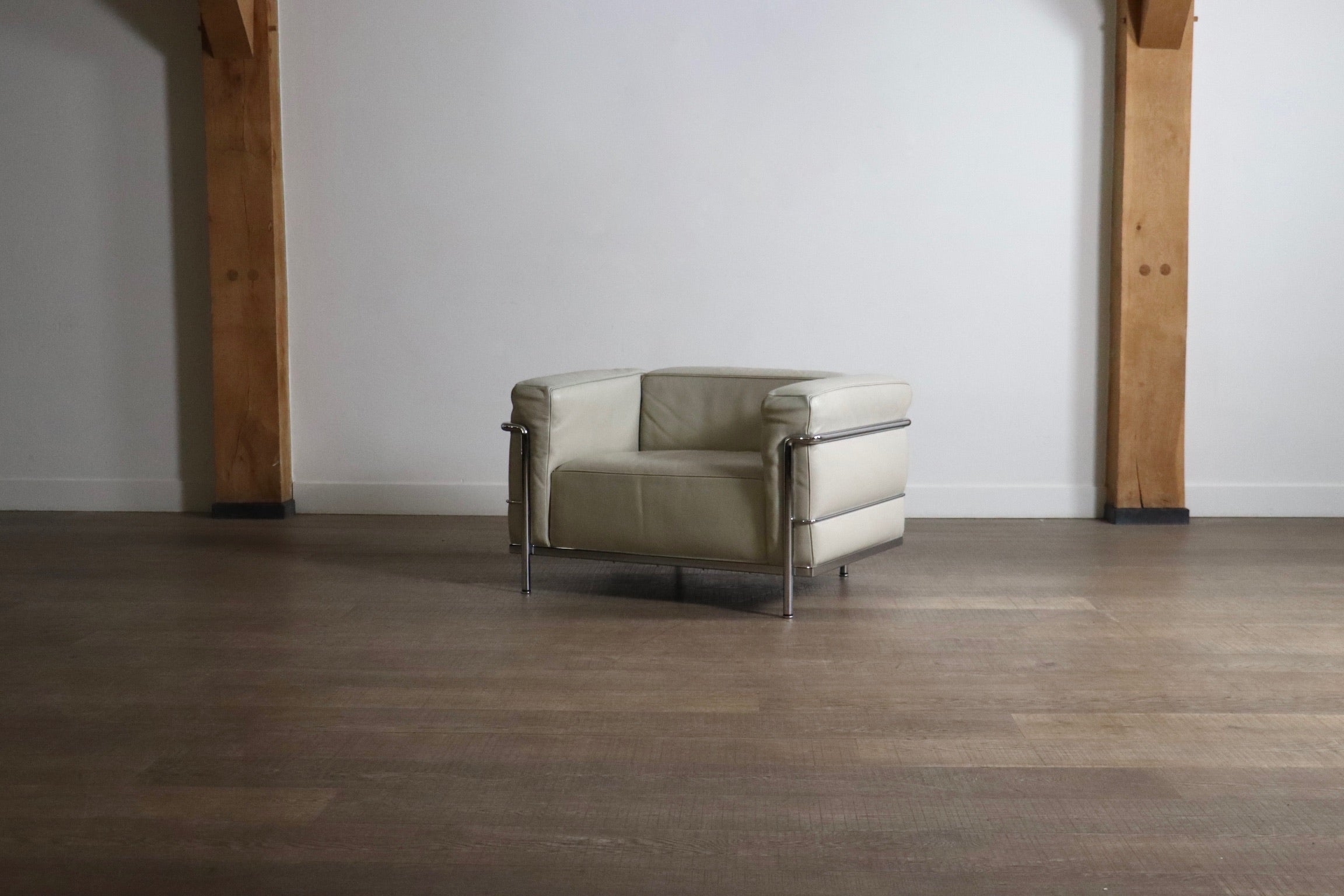 Cassina_LC3_armchair_by_Le_Corbusier_in_Leather,_Italy_1980s