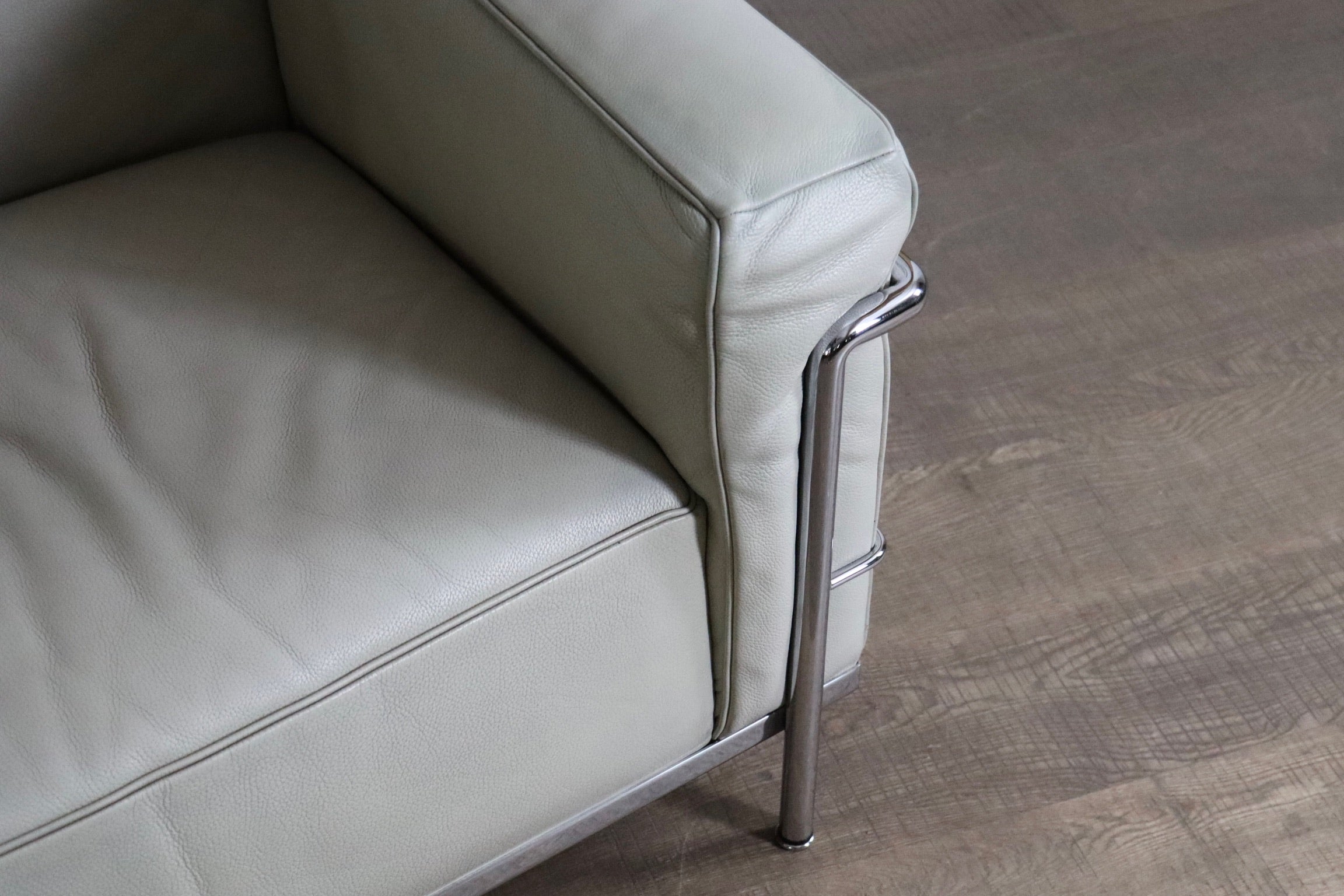 Cassina_LC3_armchair_by_Le_corbusier_in_leather,_1980s