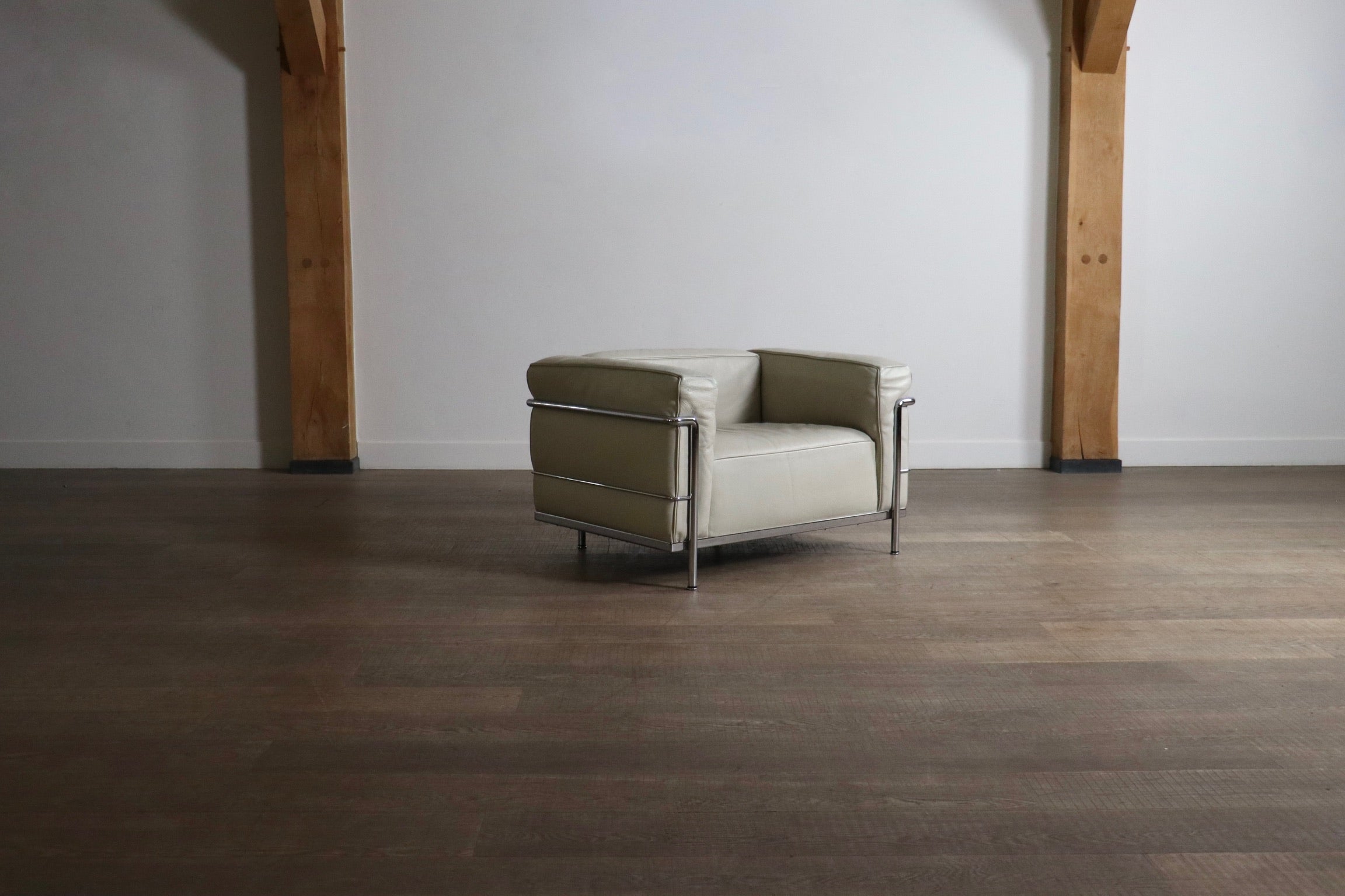 Cassina_LC3_armchair_by_Le_corbusier_in_leather,_1980s