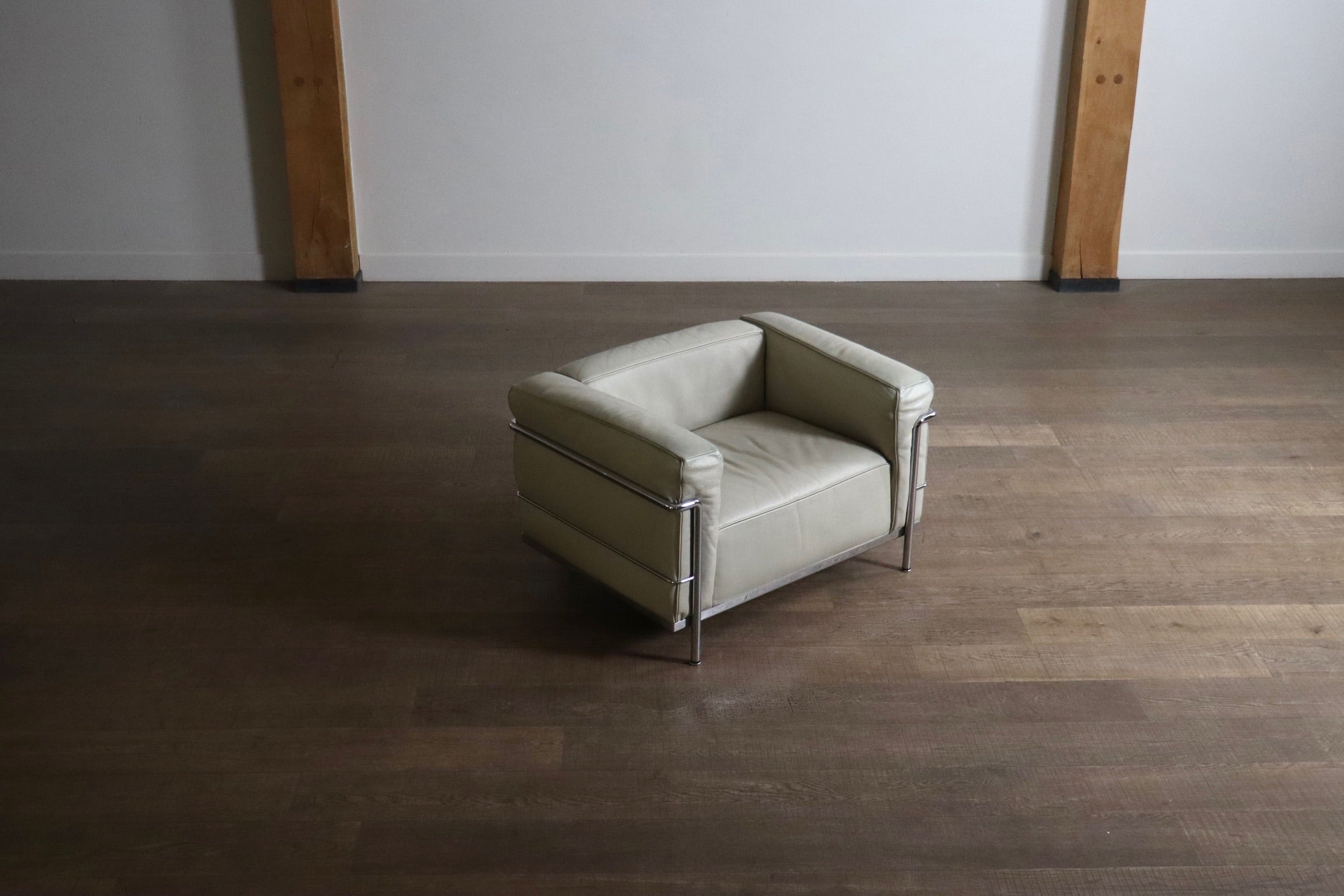 Cassina_LC3_armchair_by_Le_corbusier_in_leather,_1980s