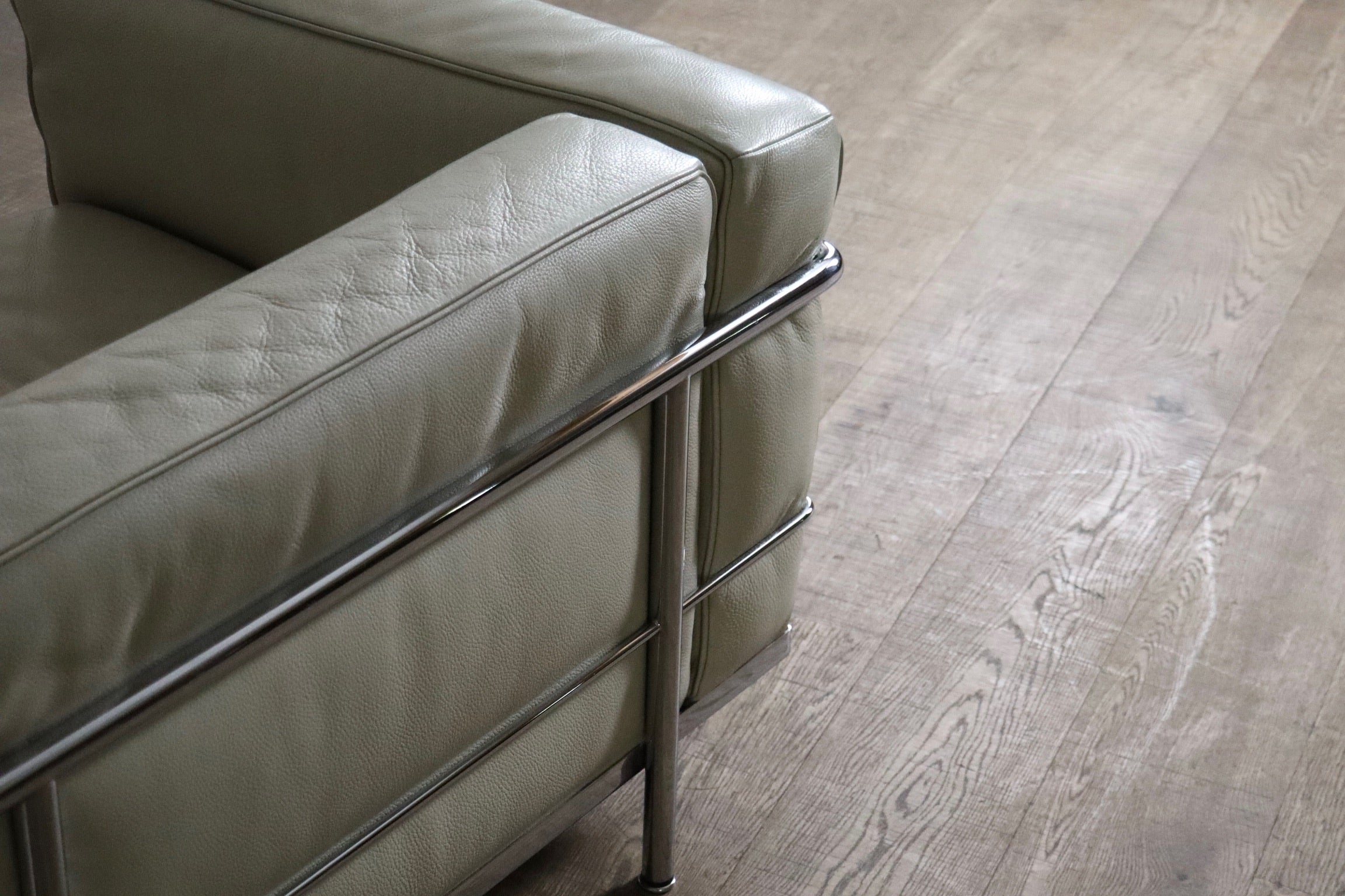 Cassina_LC3_armchair_by_Le_corbusier_in_leather,_1980s