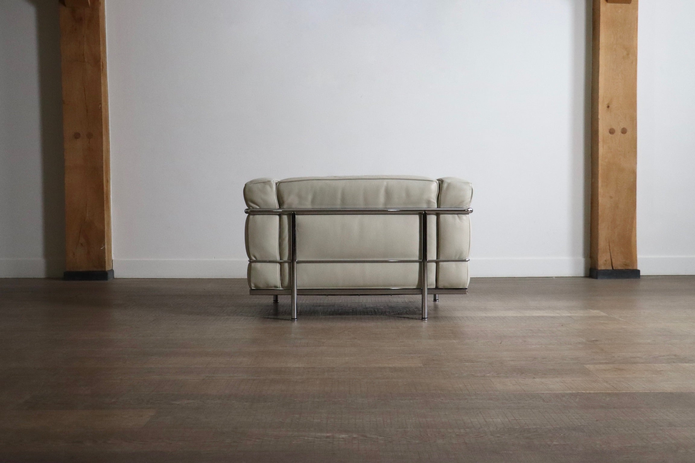 Cassina_LC3_armchair_by_Le_corbusier_in_leather,_1980s