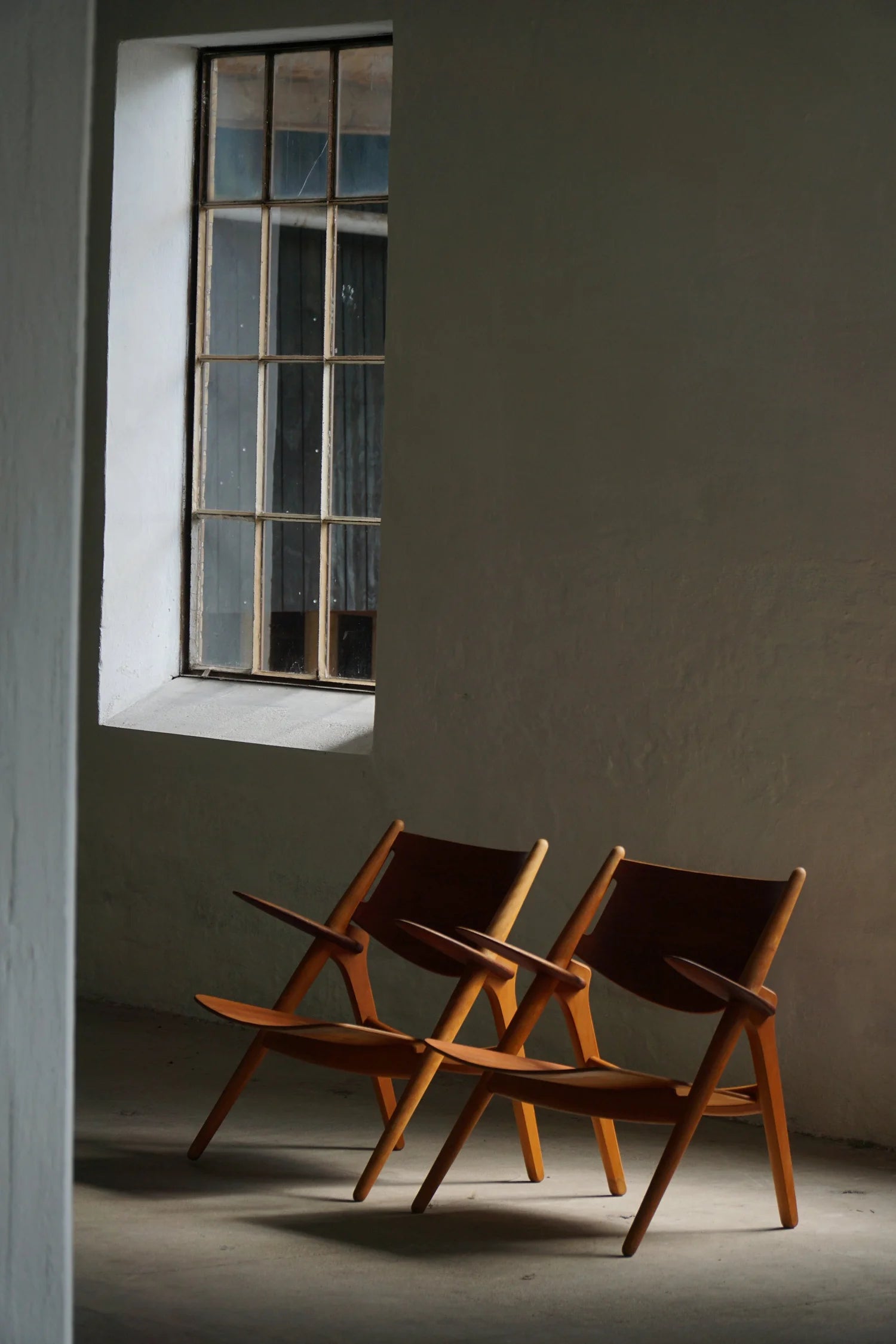 CH28_Armchairs_by_Hans_J._Wegner_for_Carl_Hansen_&_Søn,_Danish_Modern