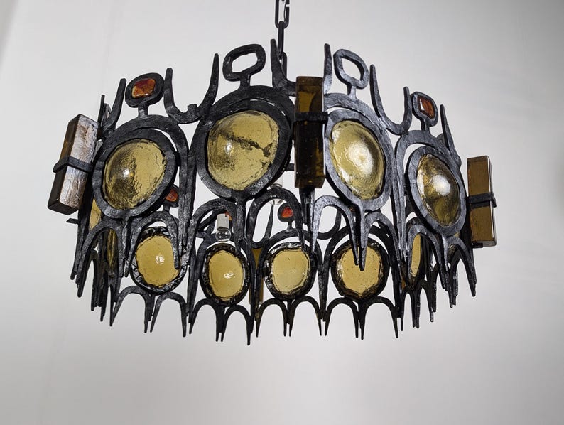 Chandelier_sculpture_lamp_in_wrought_iron_and_blown_glass