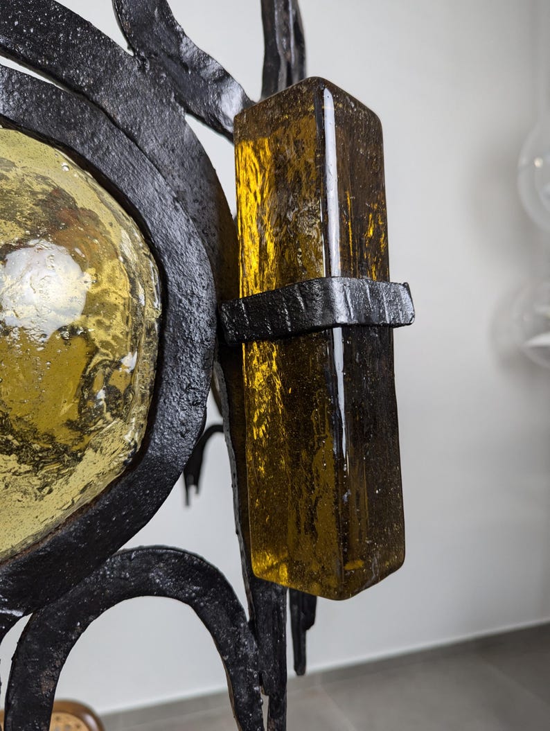 Chandelier_sculpture_lamp_in_wrought_iron_and_blown_glass