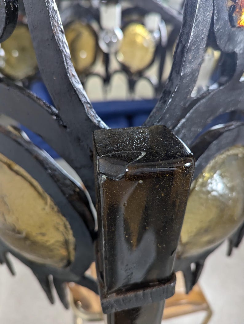 Chandelier_sculpture_lamp_in_wrought_iron_and_blown_glass