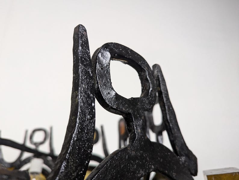Chandelier_sculpture_lamp_in_wrought_iron_and_blown_glass