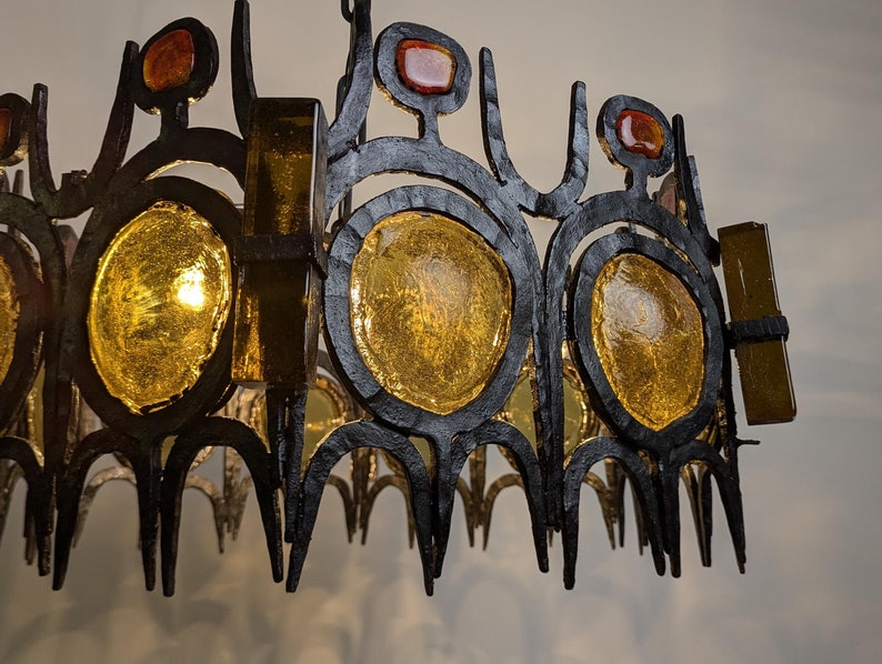 Chandelier_sculpture_lamp_in_wrought_iron_and_blown_glass
