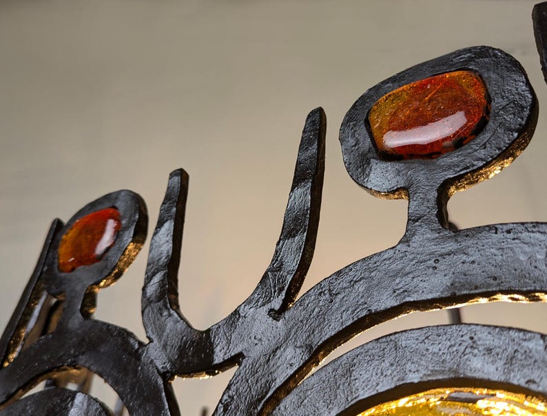Chandelier_sculpture_lamp_in_wrought_iron_and_blown_glass
