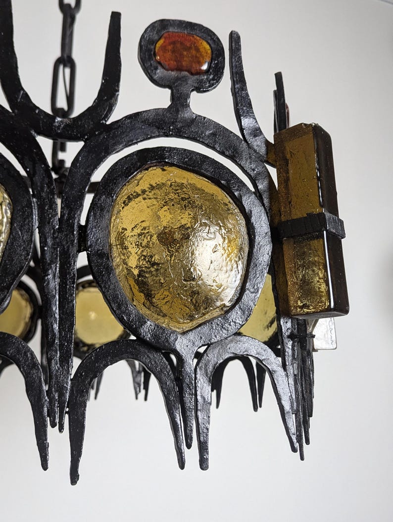 Chandelier_sculpture_lamp_in_wrought_iron_and_blown_glass
