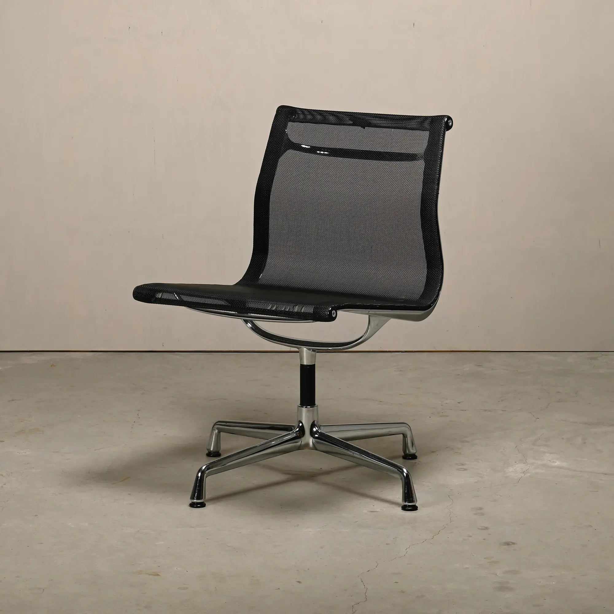 EA106_Aluminium_Group_Chair_by_Charles_&_Ray_Eames_for_Vitra,_1958,_Germany