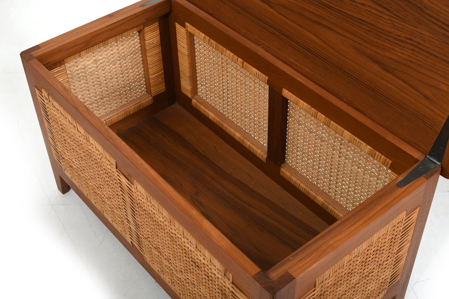 Chest_by_Kai_Winding_for_Poul_Hundevad_Denmark_1960s.