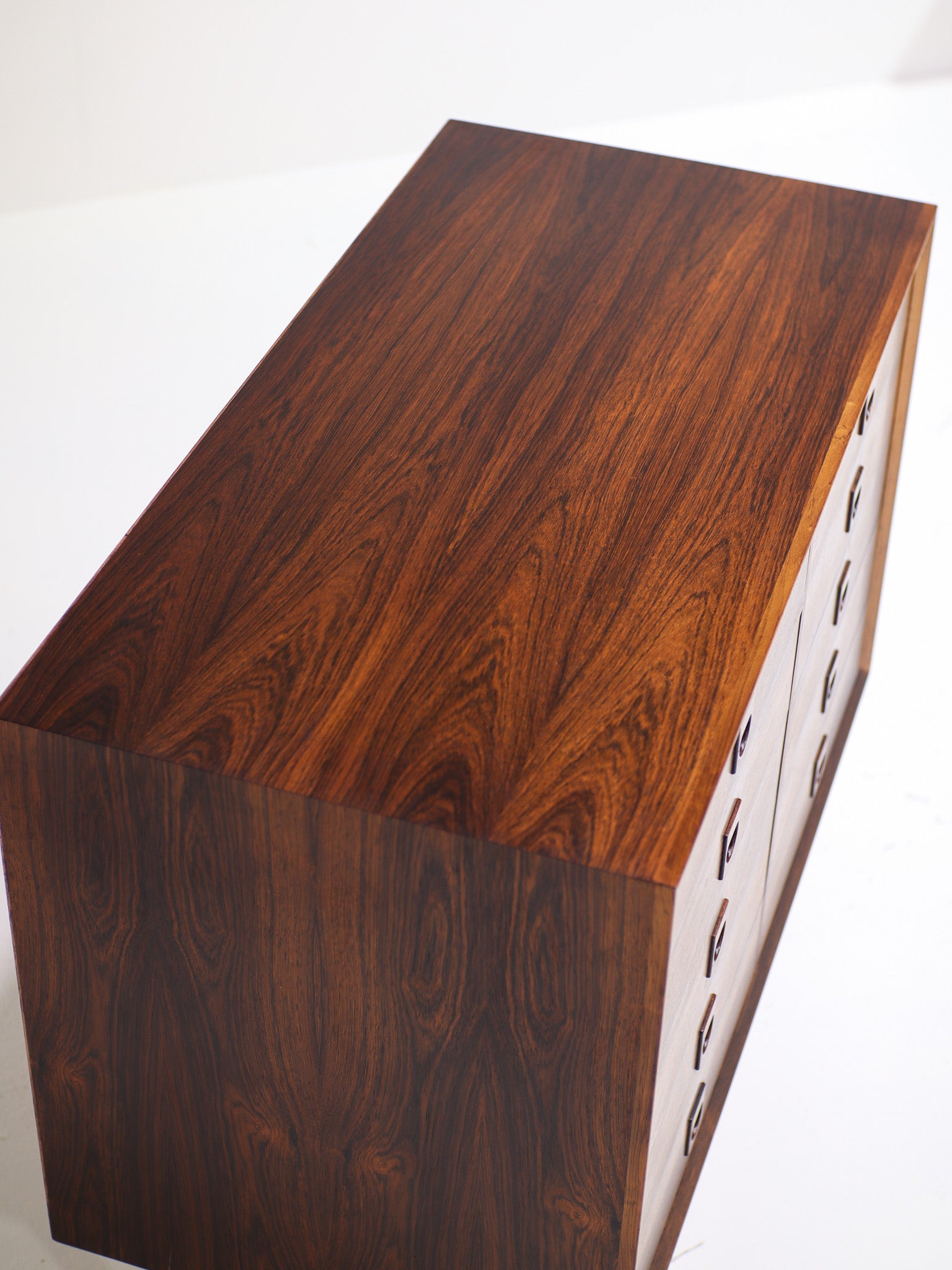 Chest_of_drawers_by_Brouer_rosewood_Danish_1960s