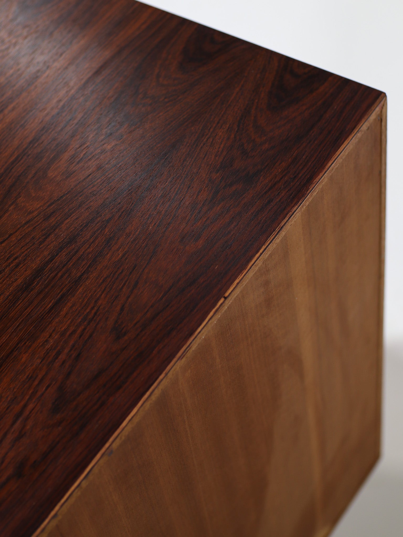 Chest_of_drawers_by_Brouer_rosewood_Danish_1960s