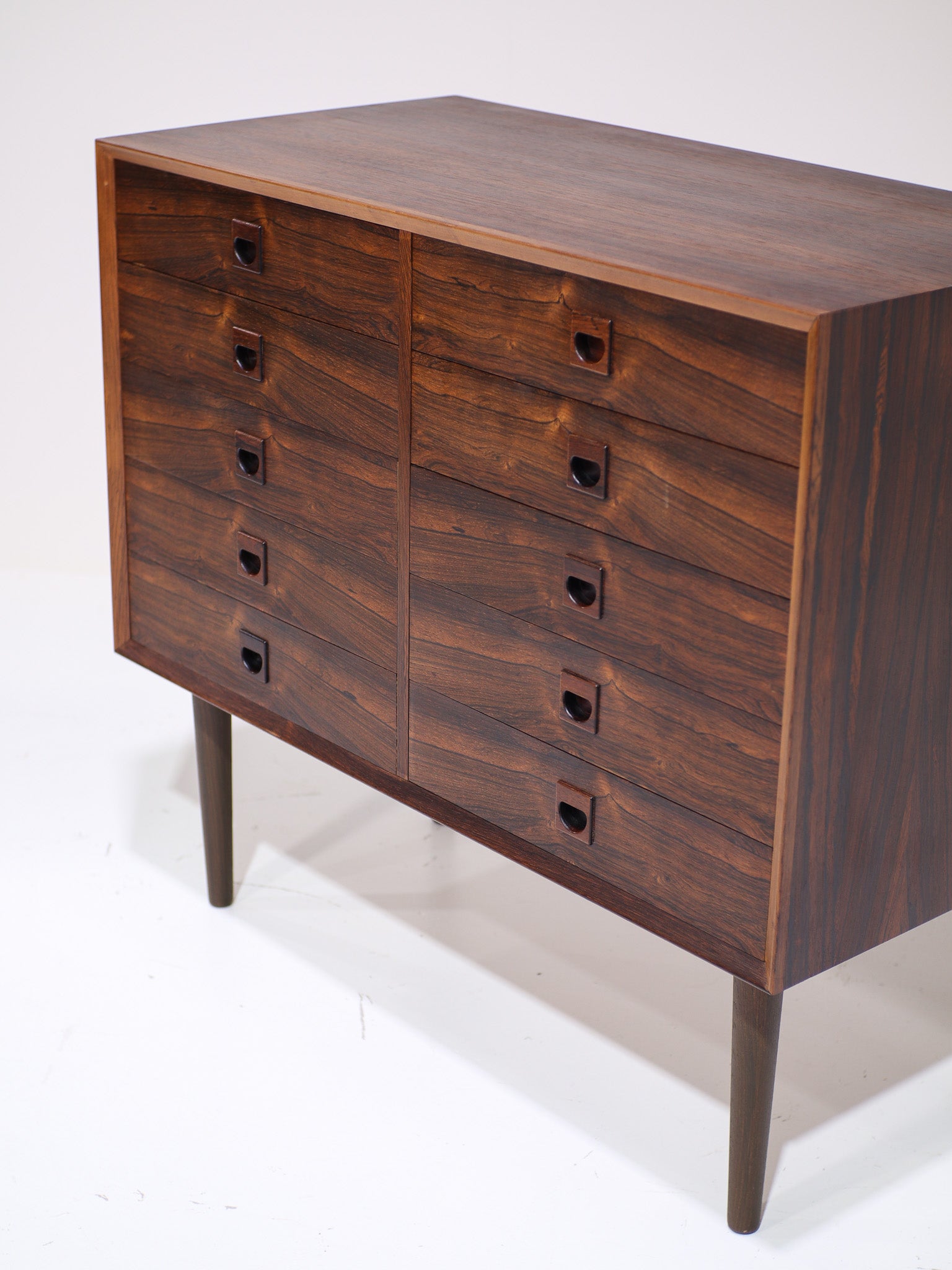 Chest_of_drawers_by_Brouer_rosewood_Danish_1960s