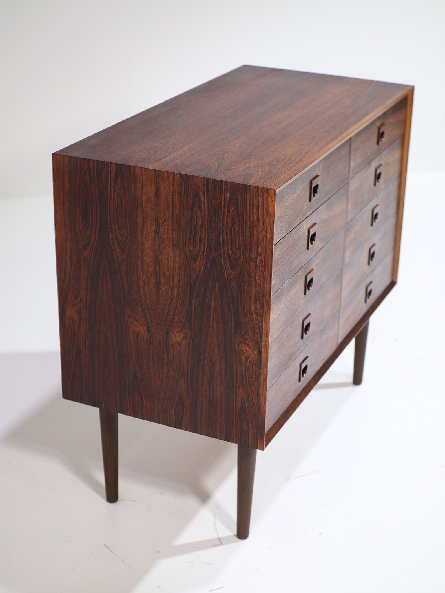 Chest_of_drawers_by_Brouer_rosewood_Danish_1960s