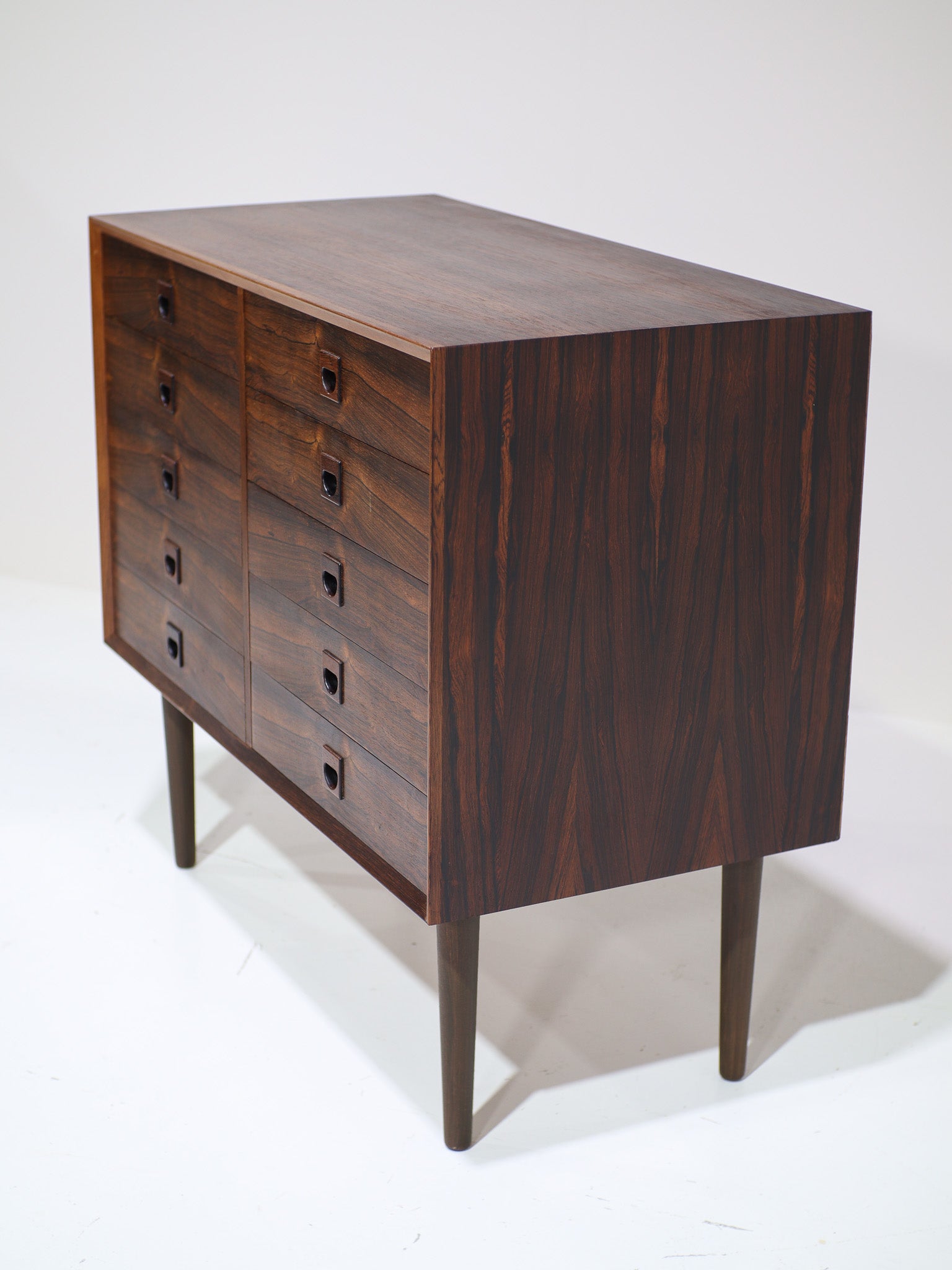Chest_of_drawers_by_Brouer_rosewood_Danish_1960s