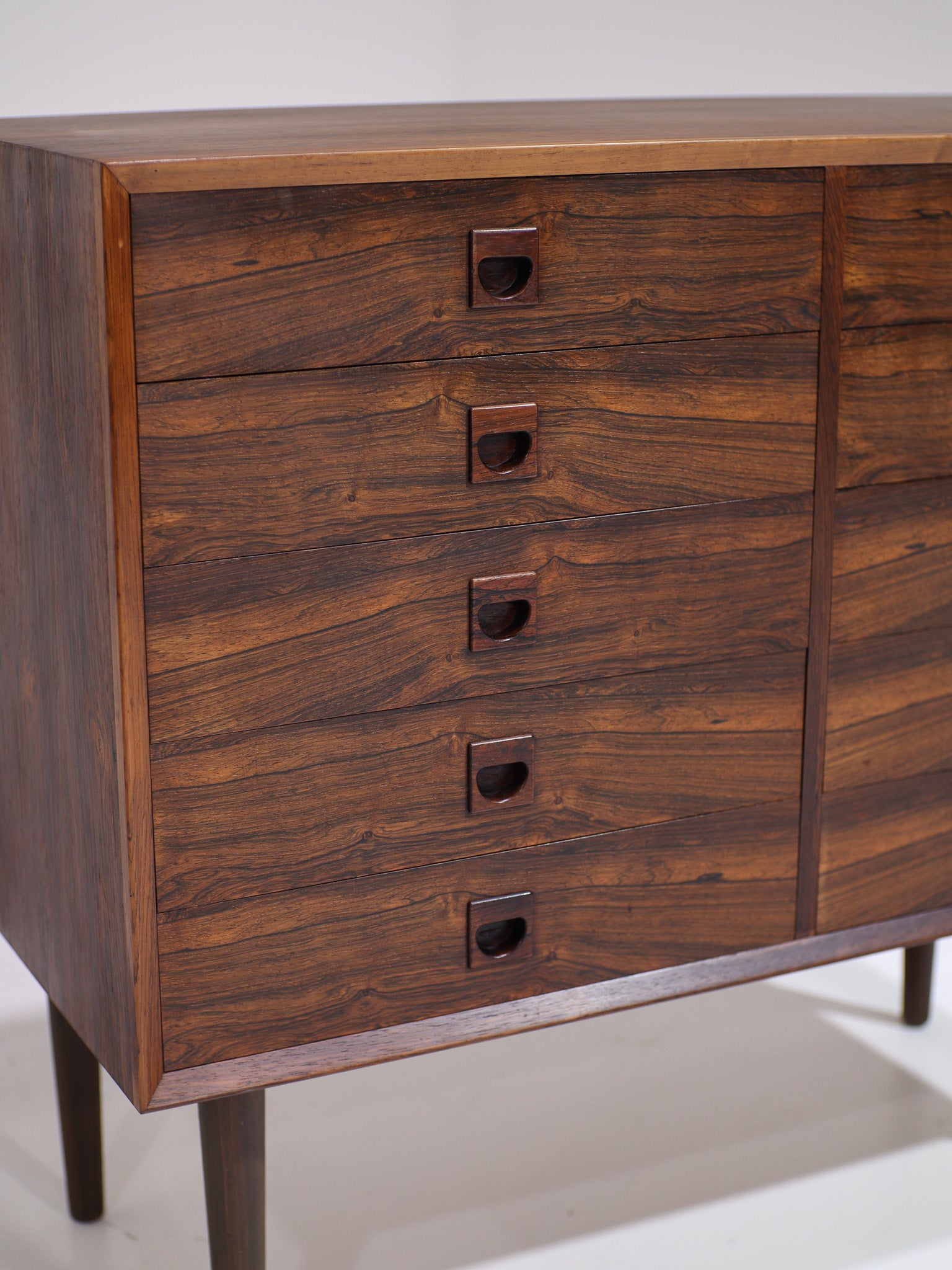 Chest_of_drawers_by_Brouer_rosewood_Danish_1960s