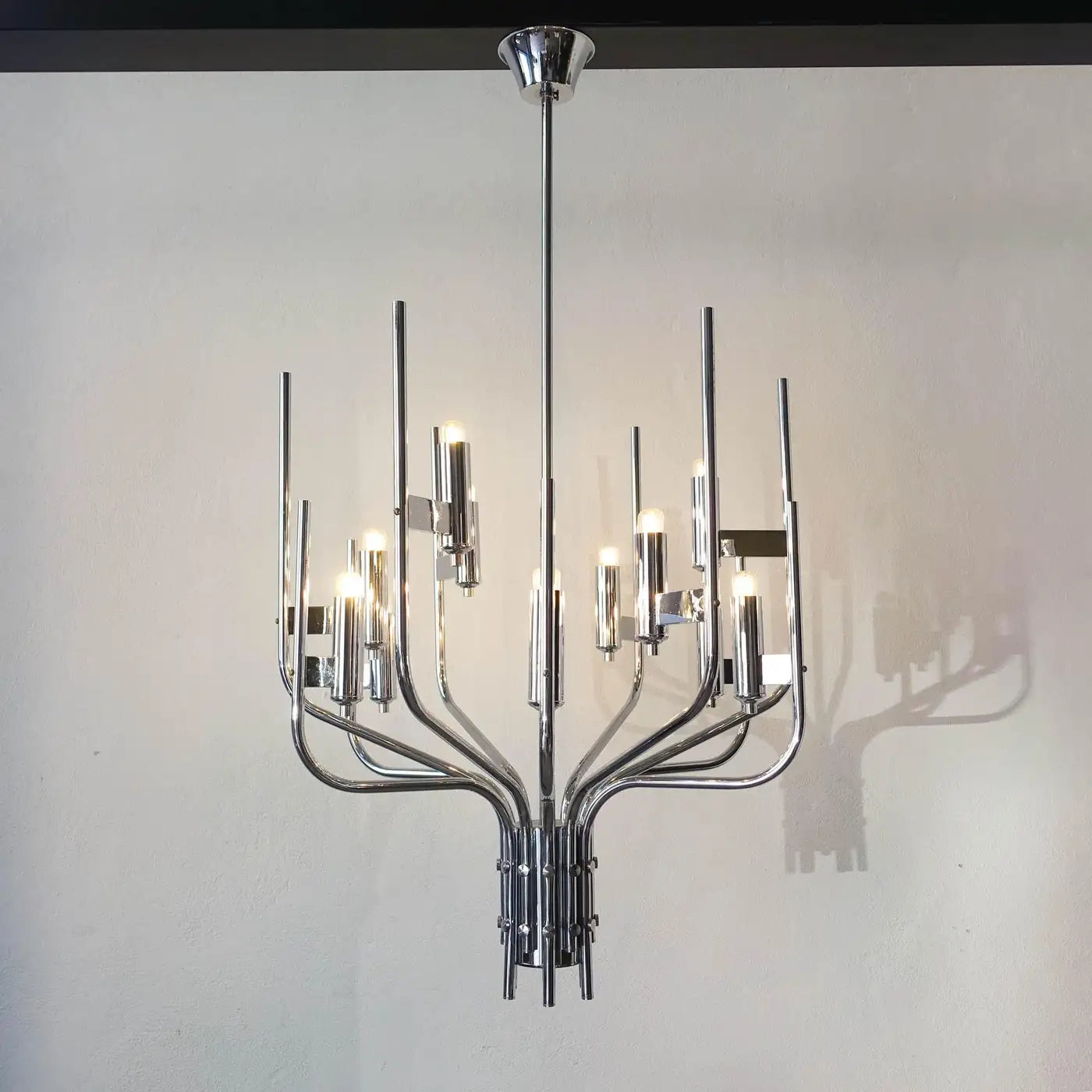 Chrome_Chandelier_by_Gaetano_Sciolari,_Mid_Century_Modern_Lighting,_1970s,_Italy