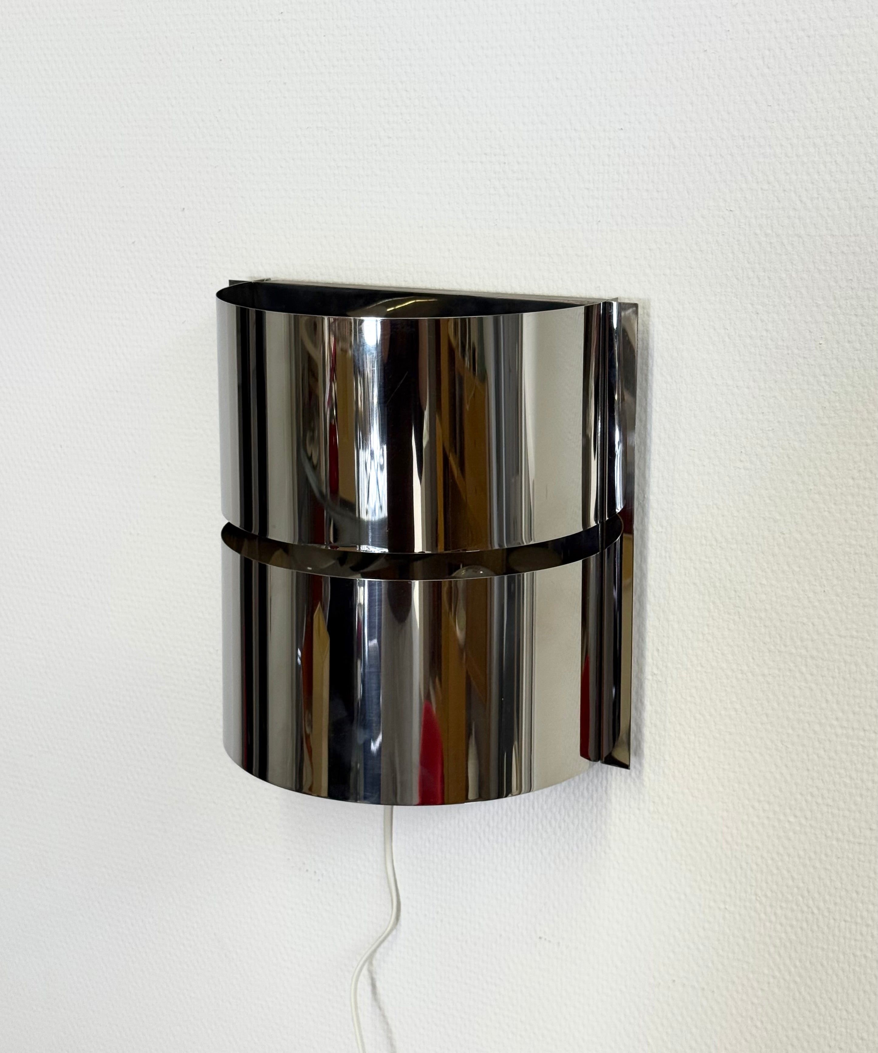 Chrome_space_age_wall_lamp_by_Minilumi_Design