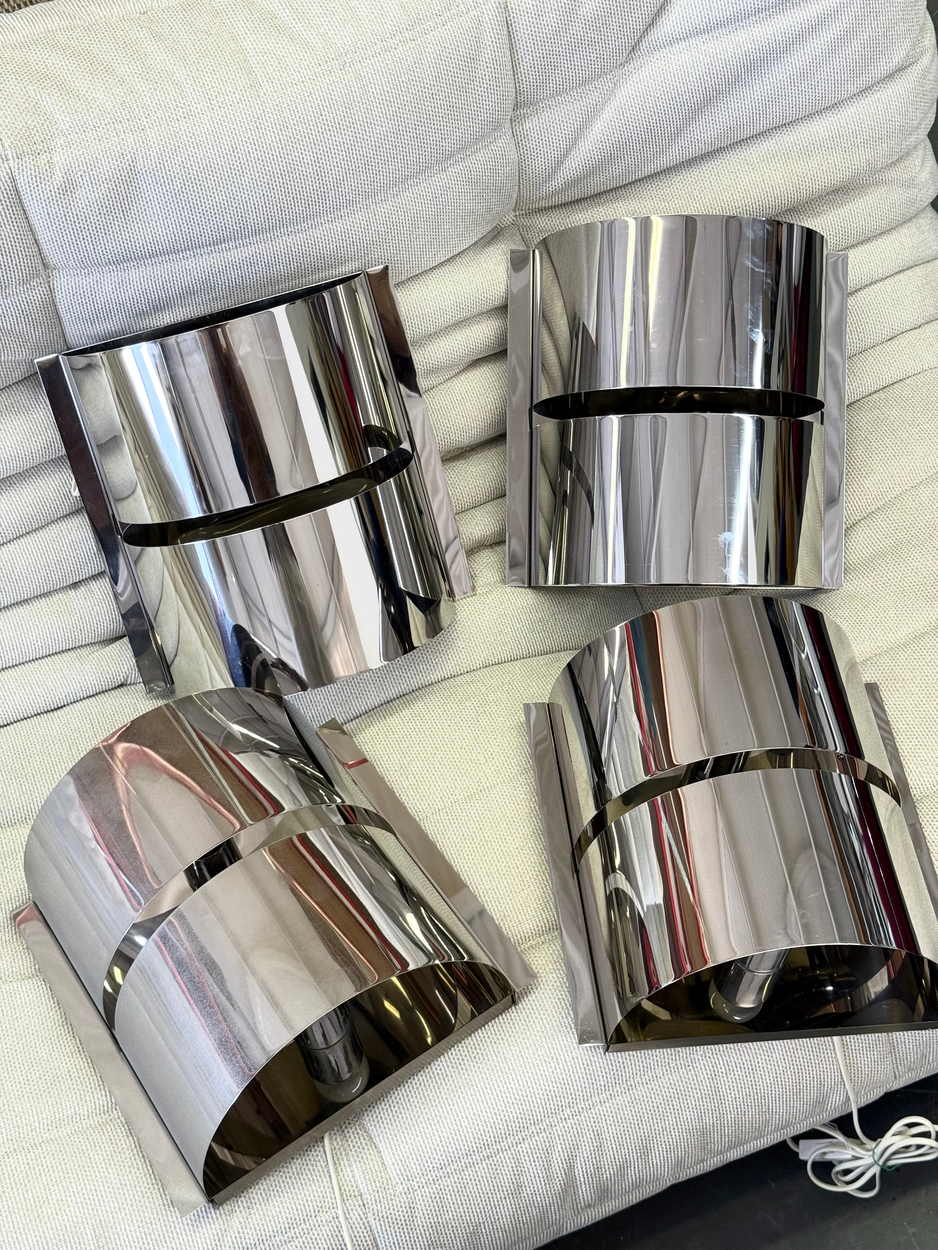 Chrome_space_age_wall_lamp_by_Minilumi_Design
