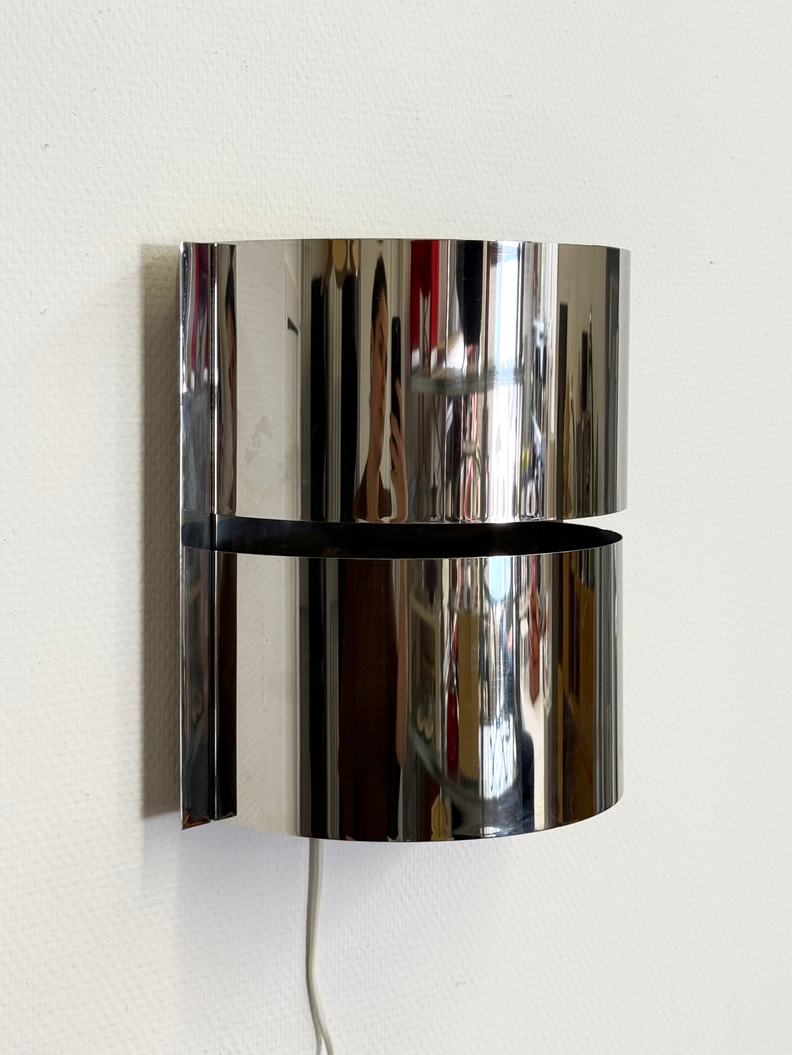 Chrome_space_age_wall_lamp_by_Minilumi_Design