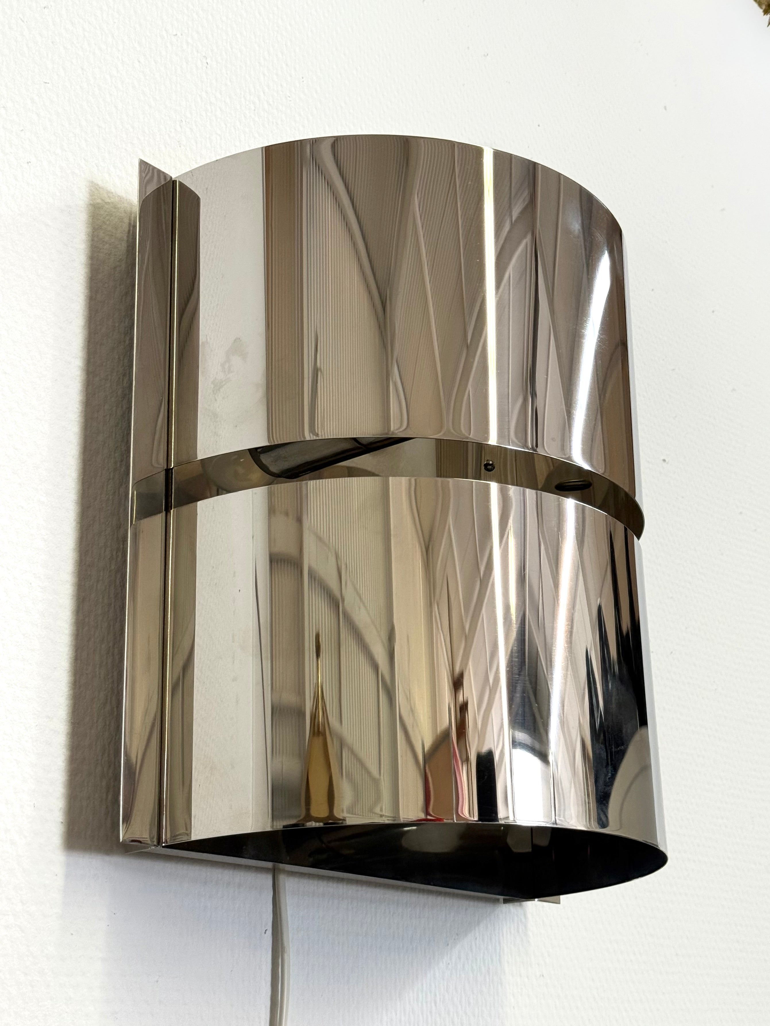 Chrome_space_age_wall_lamp_by_Minilumi_Design
