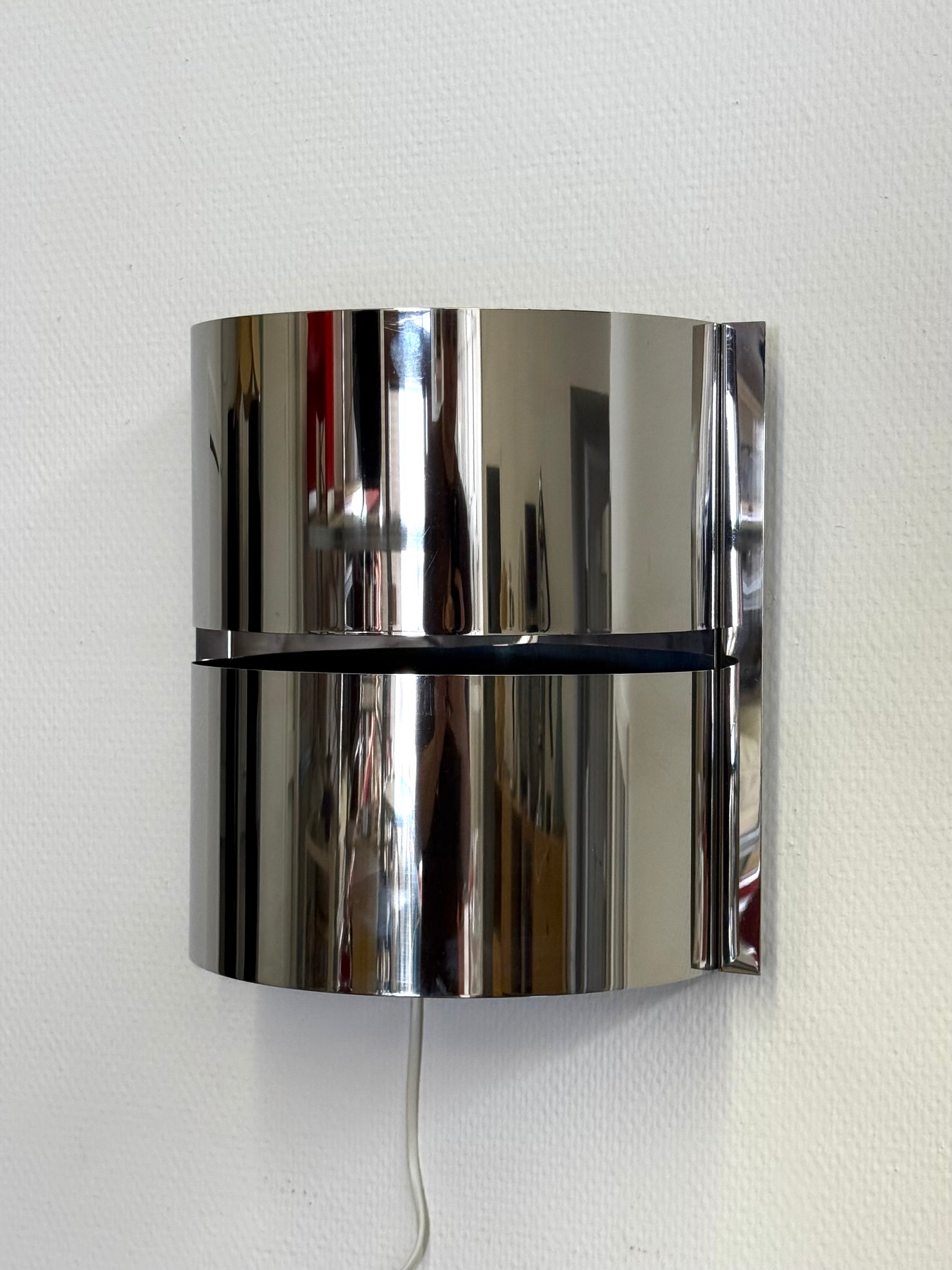 Chrome_space_age_wall_lamp_by_Minilumi_Design