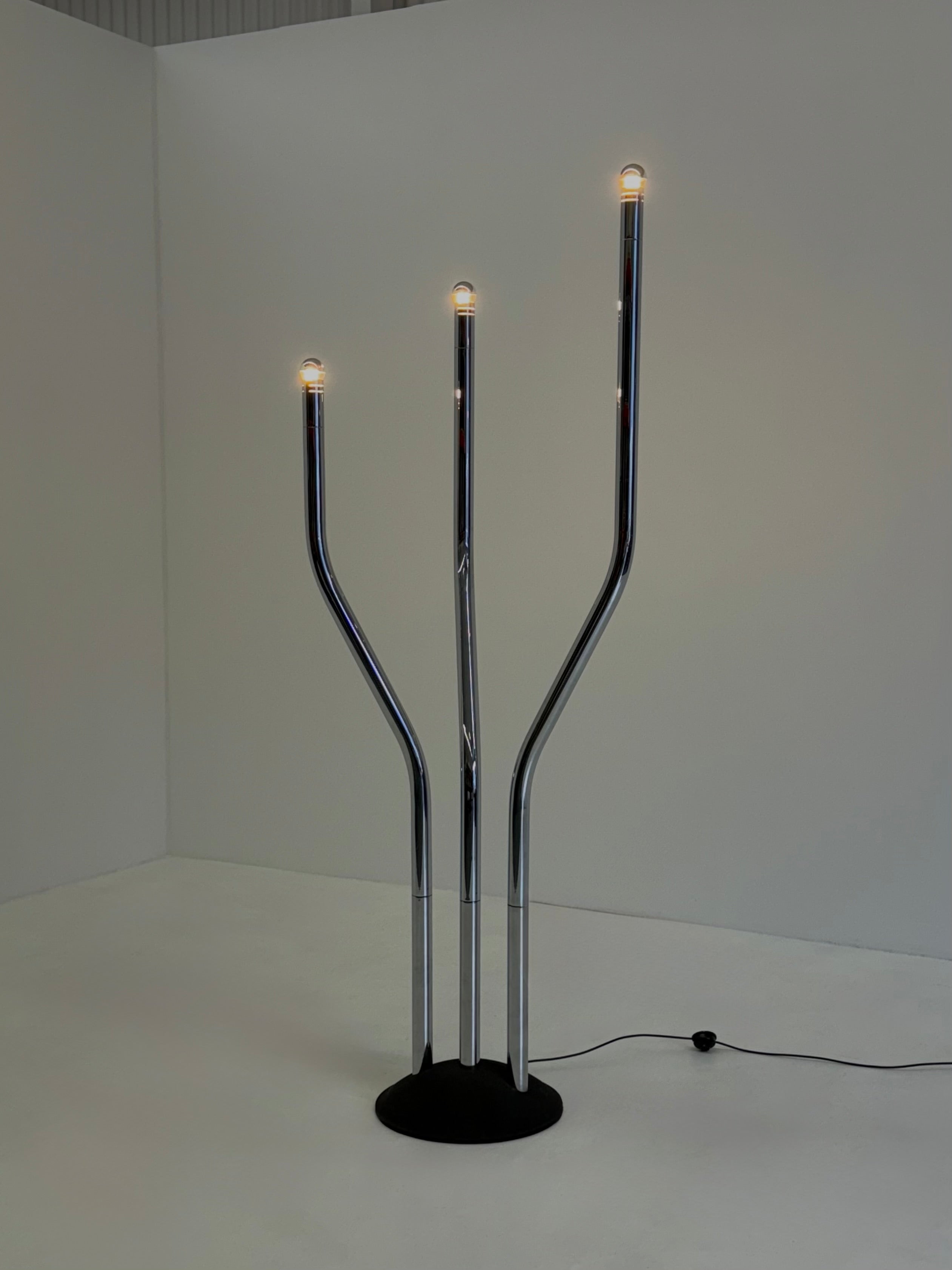 Chrome_tubular_frame_design_floor_lamp_by_Goffredo_Reggiani