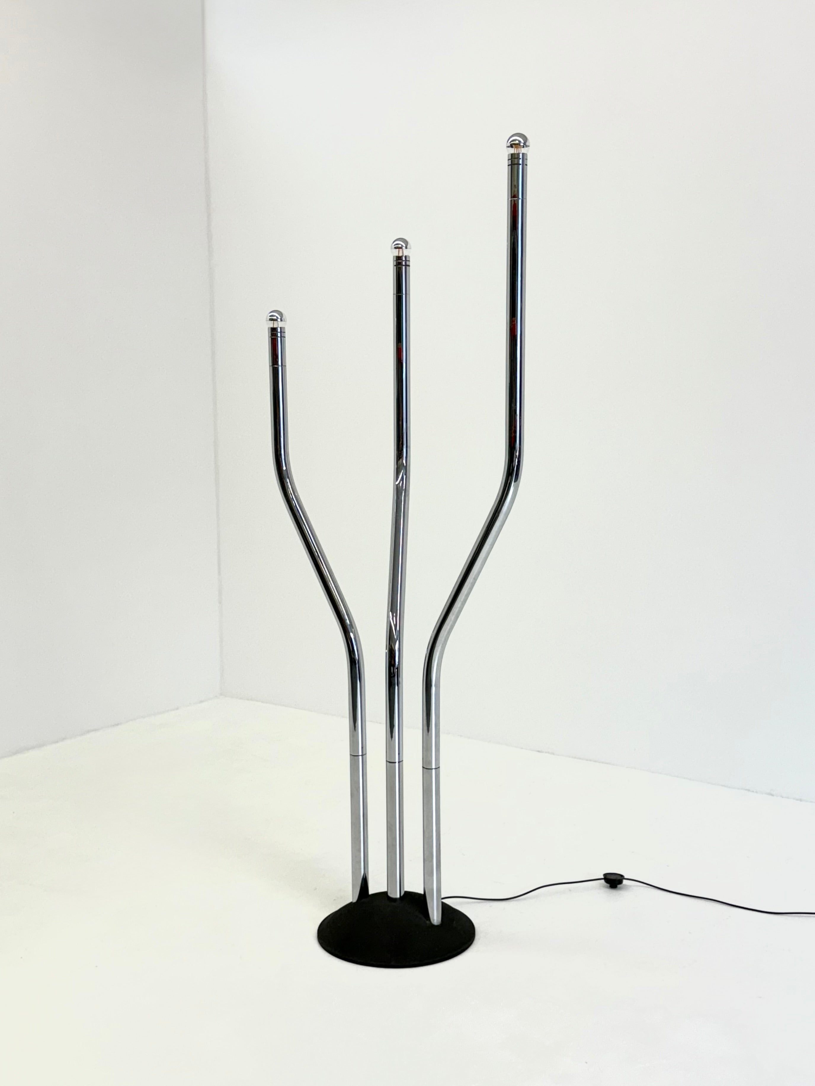 Chrome_tubular_frame_design_floor_lamp_by_Goffredo_Reggiani