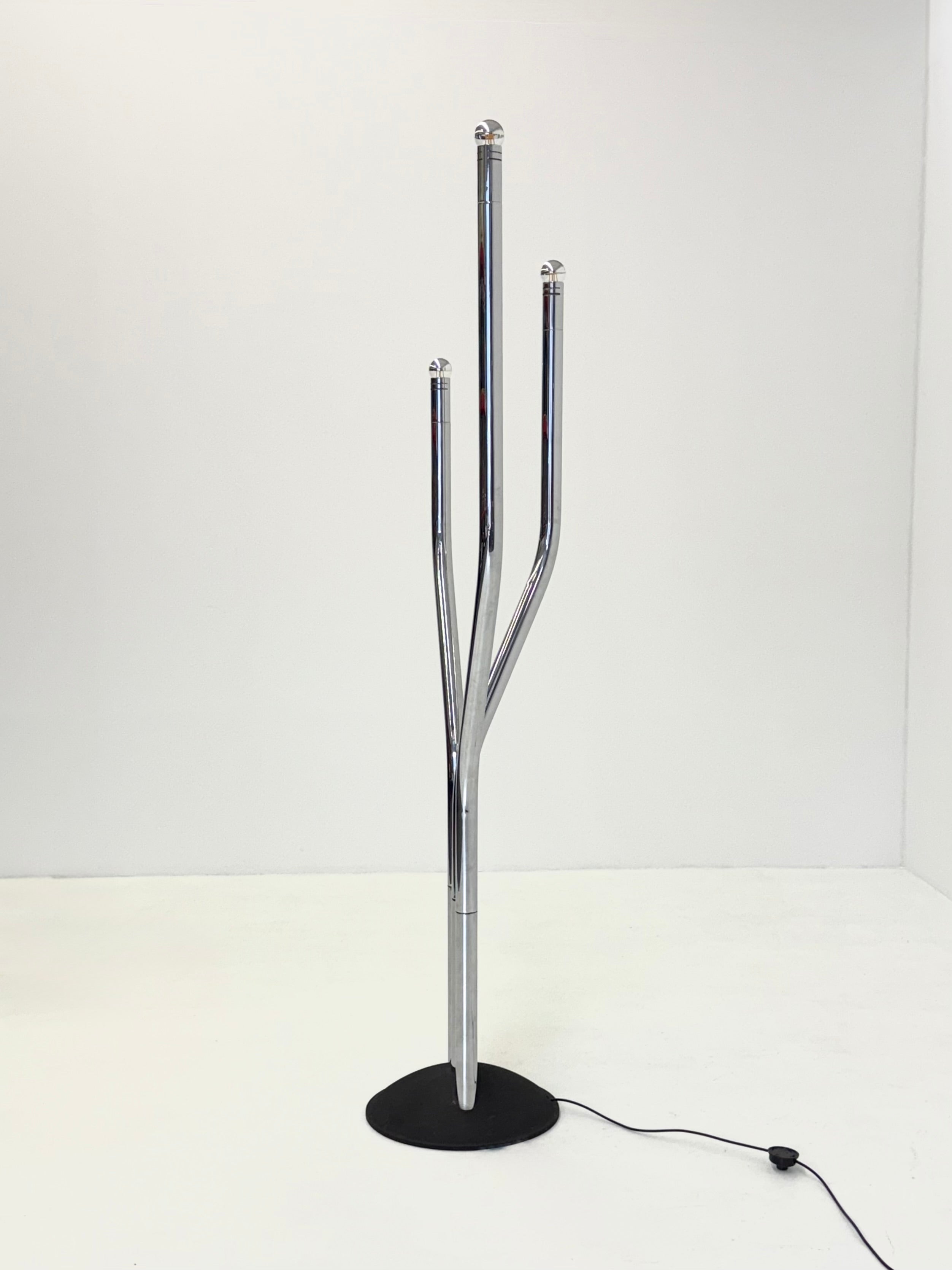 Chrome_tubular_frame_design_floor_lamp_by_Goffredo_Reggiani