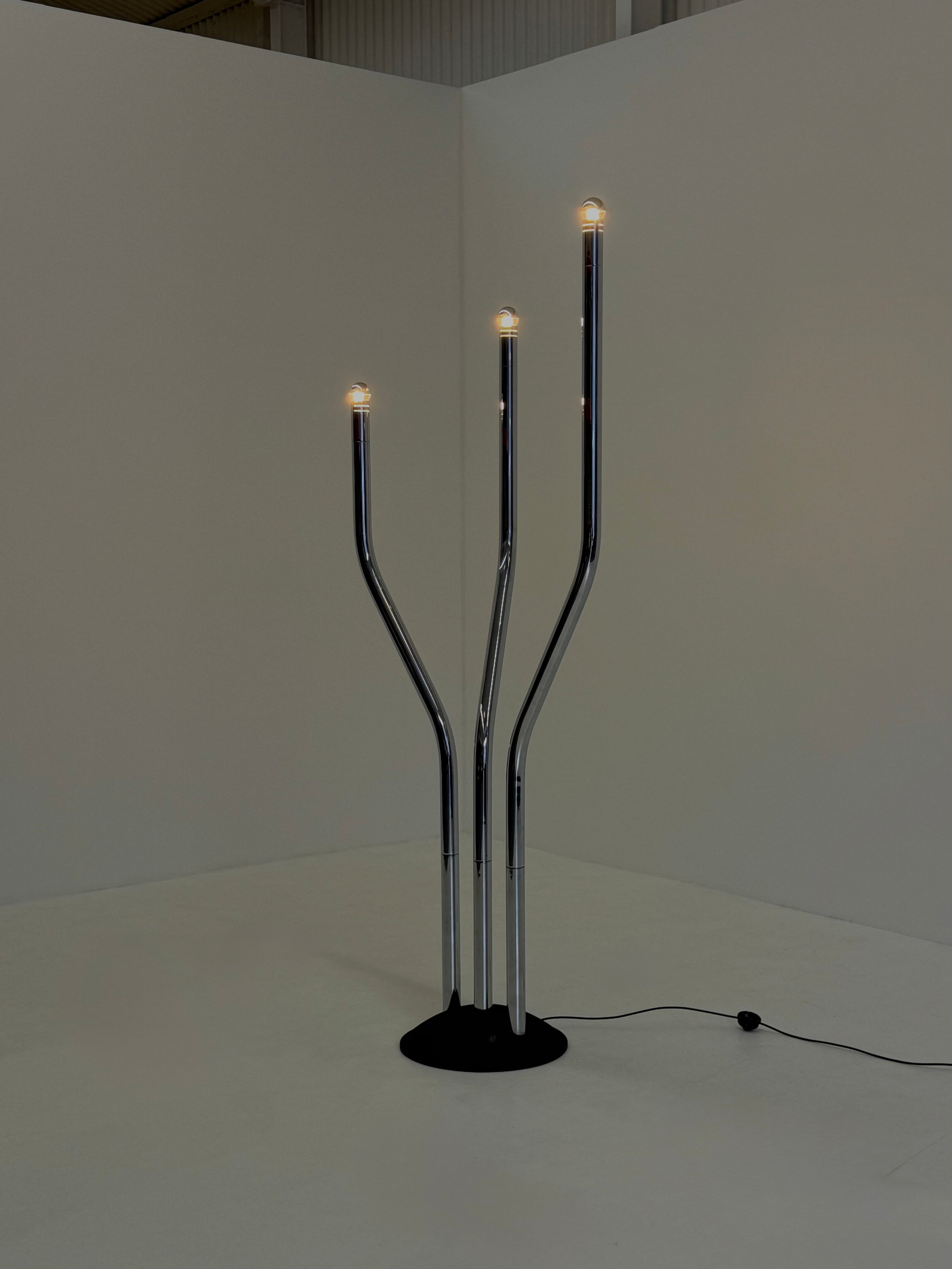Chrome_tubular_frame_design_floor_lamp_by_Goffredo_Reggiani