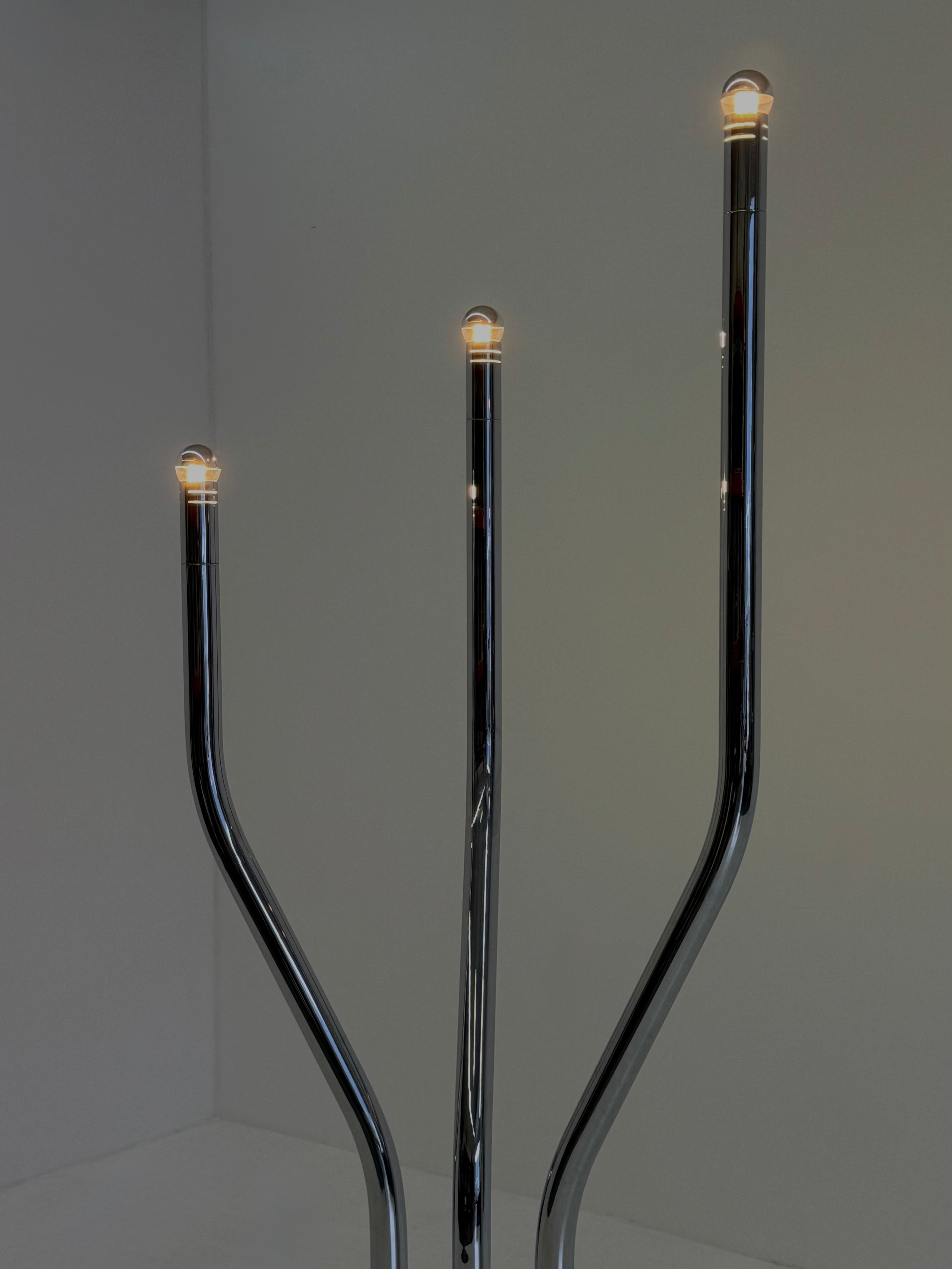 Chrome_tubular_frame_design_floor_lamp_by_Goffredo_Reggiani