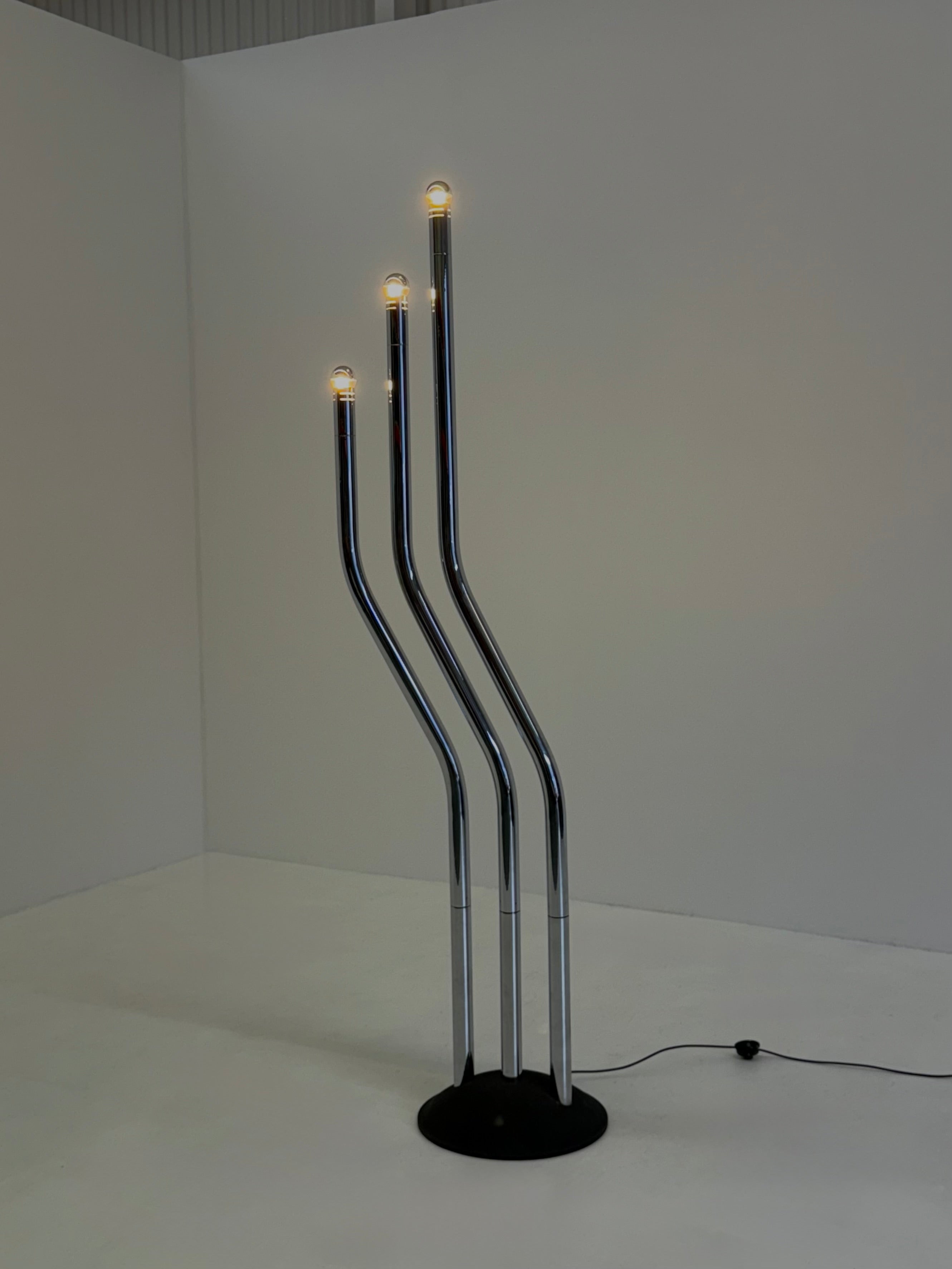 Chrome_tubular_frame_design_floor_lamp_by_Goffredo_Reggiani