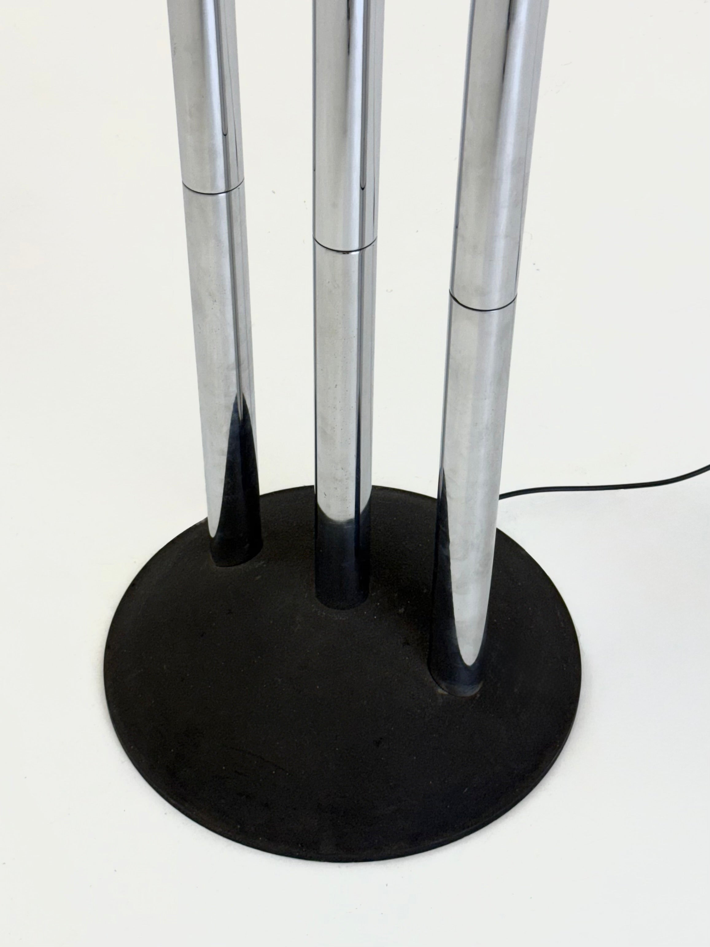 Chrome_tubular_frame_design_floor_lamp_by_Goffredo_Reggiani