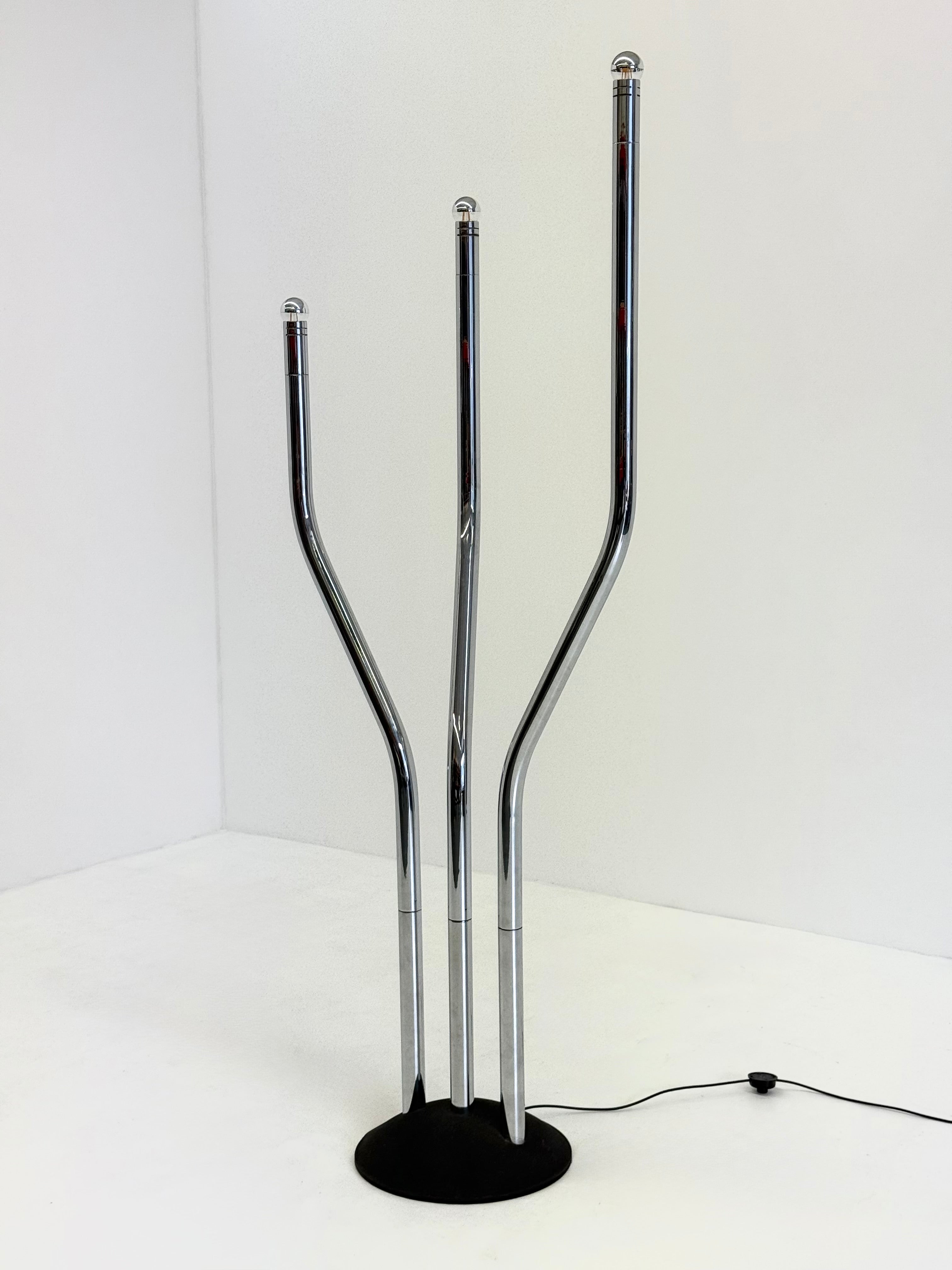 Chrome_tubular_frame_design_floor_lamp_by_Goffredo_Reggiani