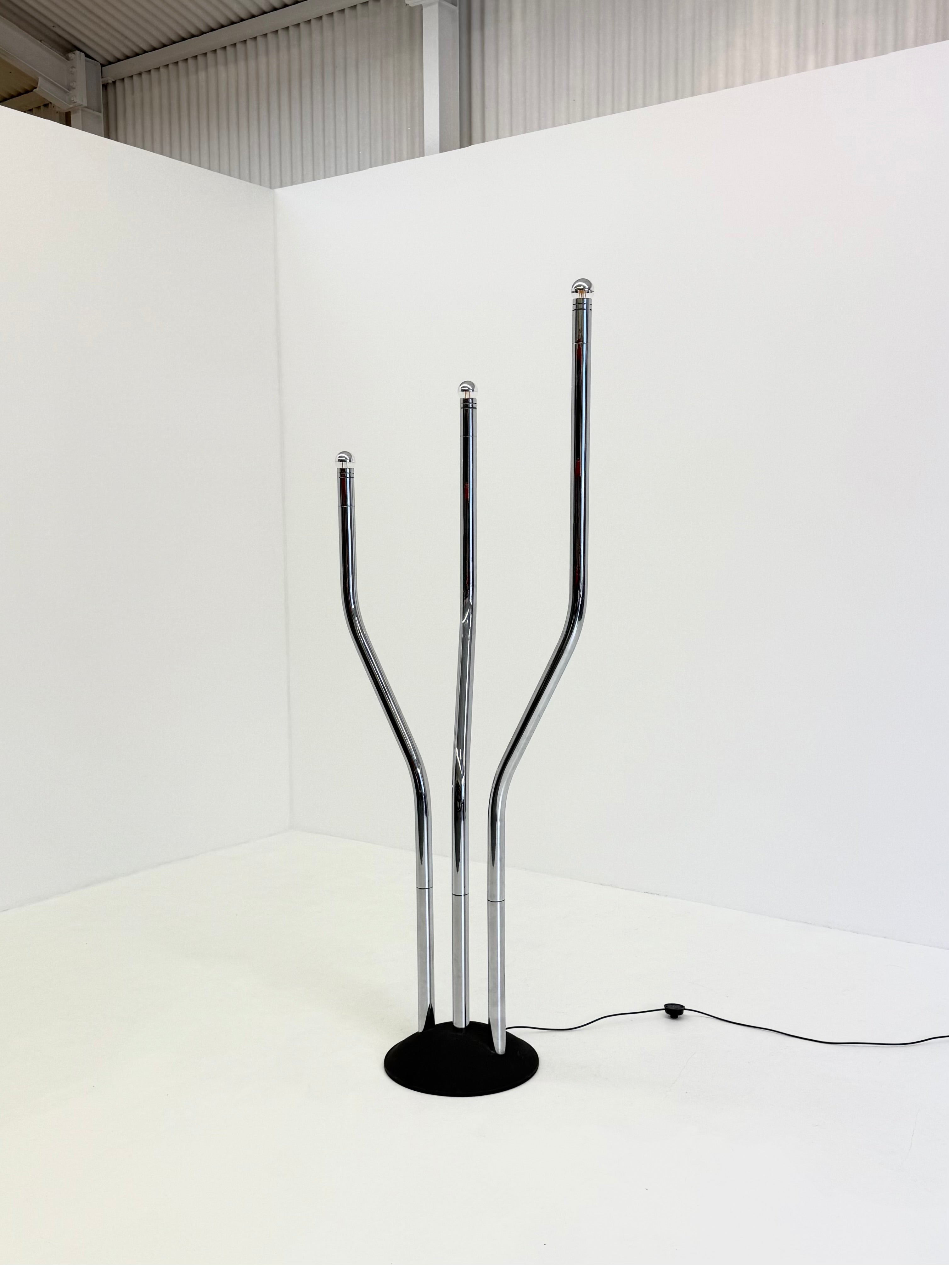 Chrome_tubular_frame_design_floor_lamp_by_Goffredo_Reggiani