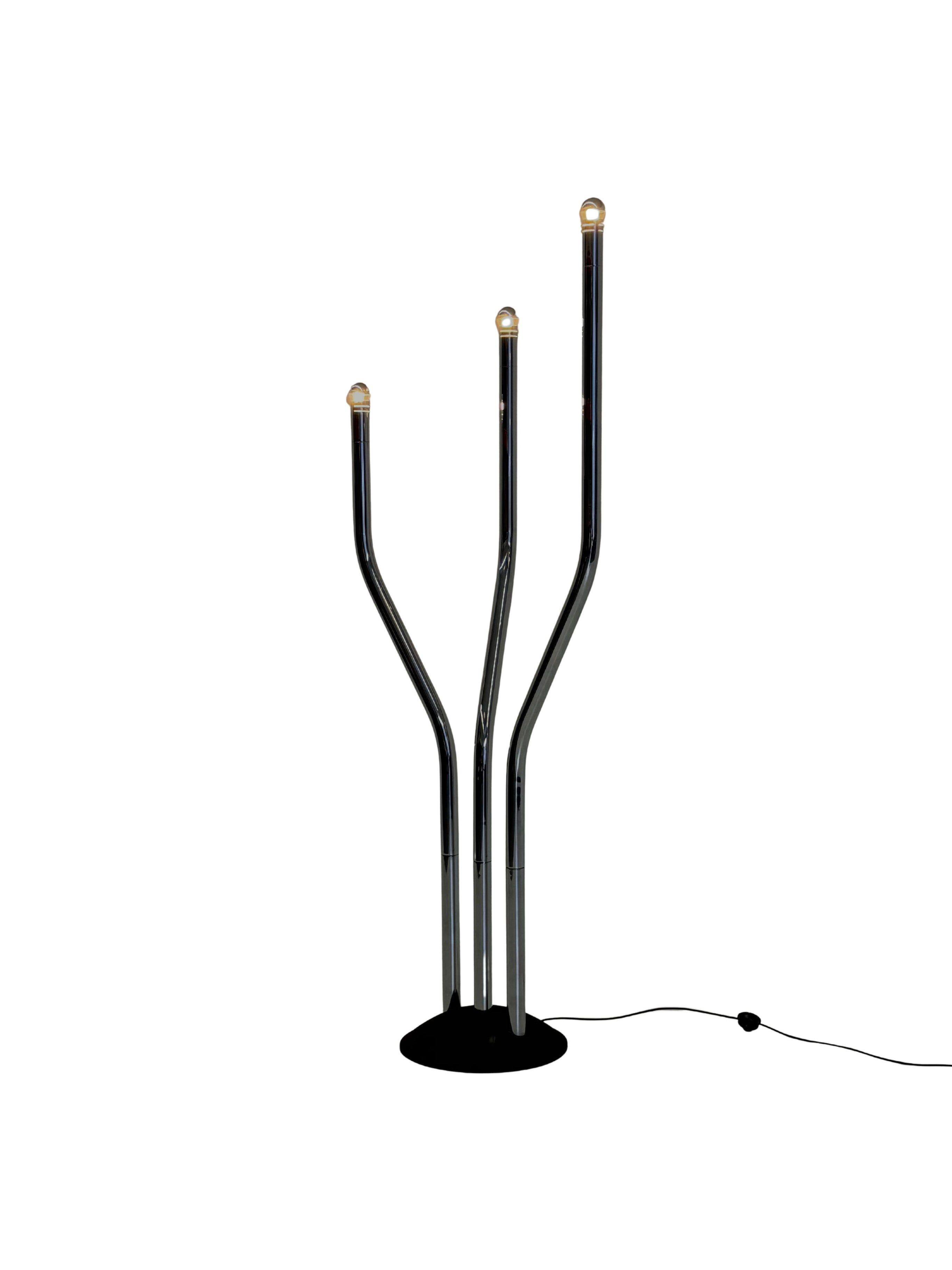 Chrome_tubular_frame_design_floor_lamp_by_Goffredo_Reggiani