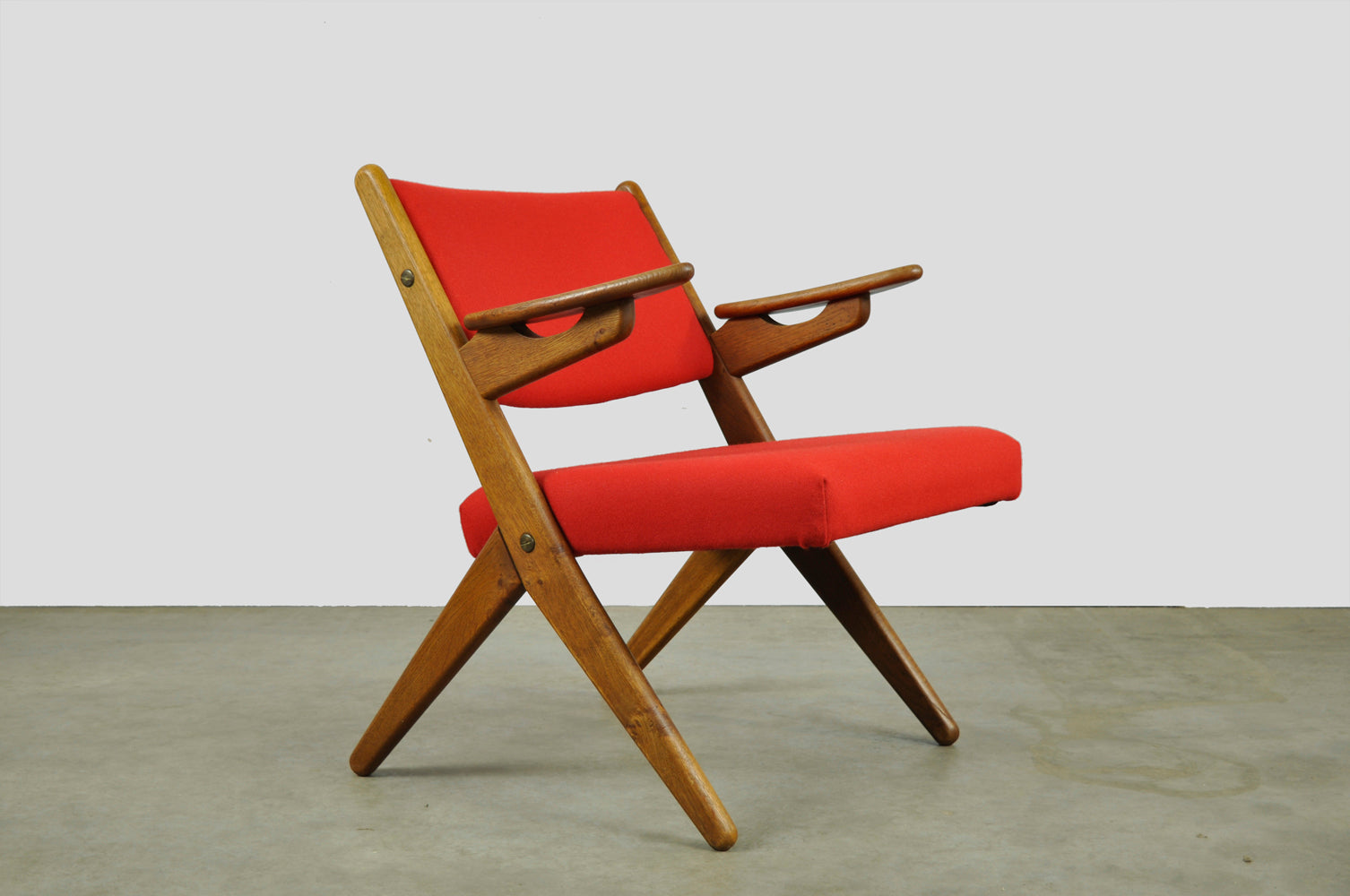 Classic_Danish_vintage_scissor_armchair_by_Arne_Hovmand_Olsen_in_OAK,_1960s