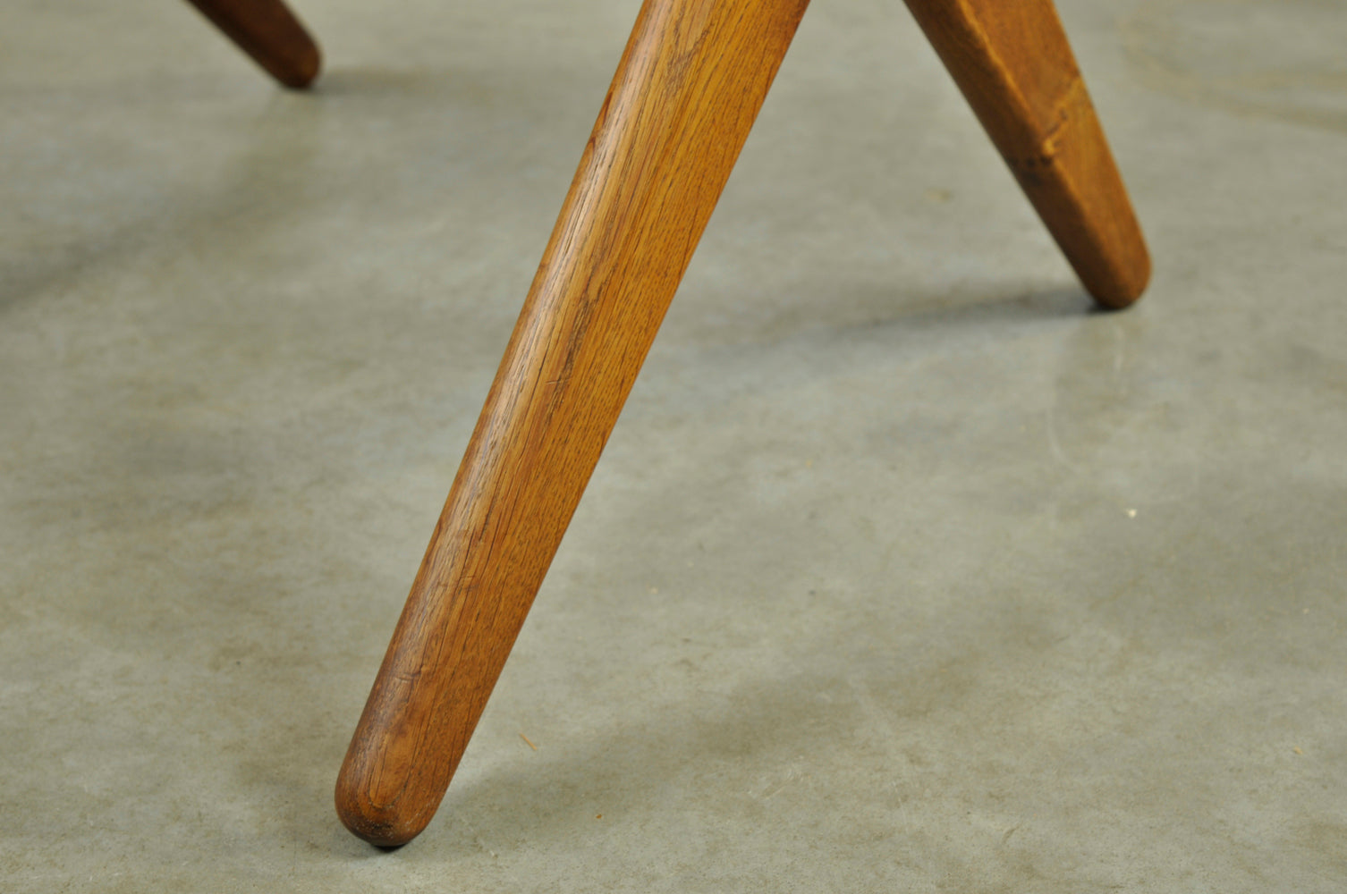 Classic_Danish_vintage_scissor_armchair_by_Arne_Hovmand_Olsen_in_OAK,_1960s