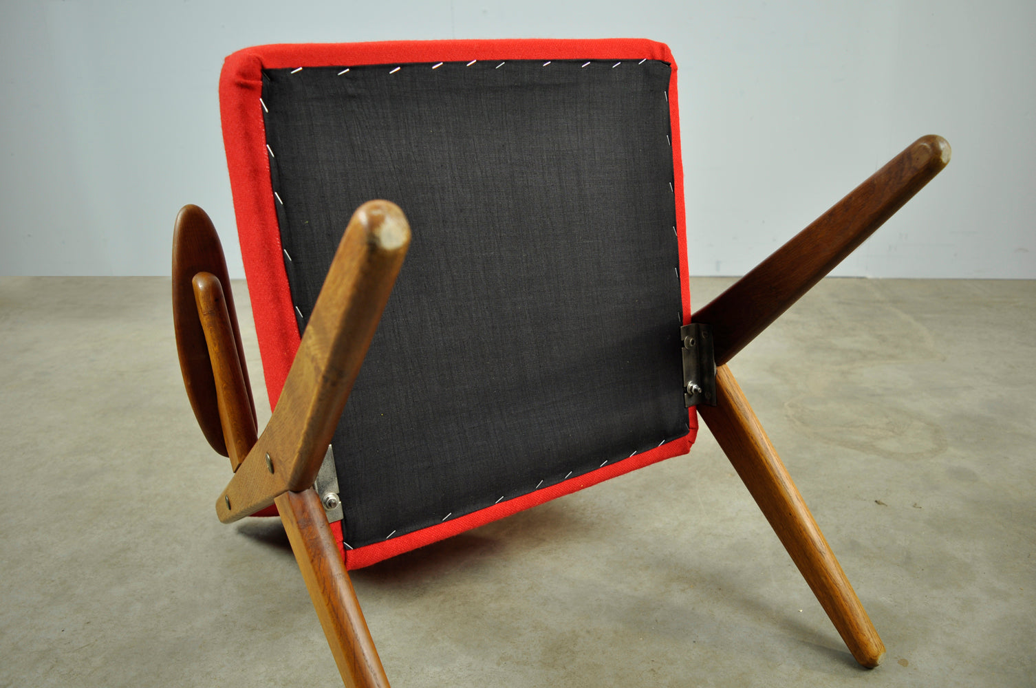 Classic_Danish_vintage_scissor_armchair_by_Arne_Hovmand_Olsen_in_OAK,_1960s