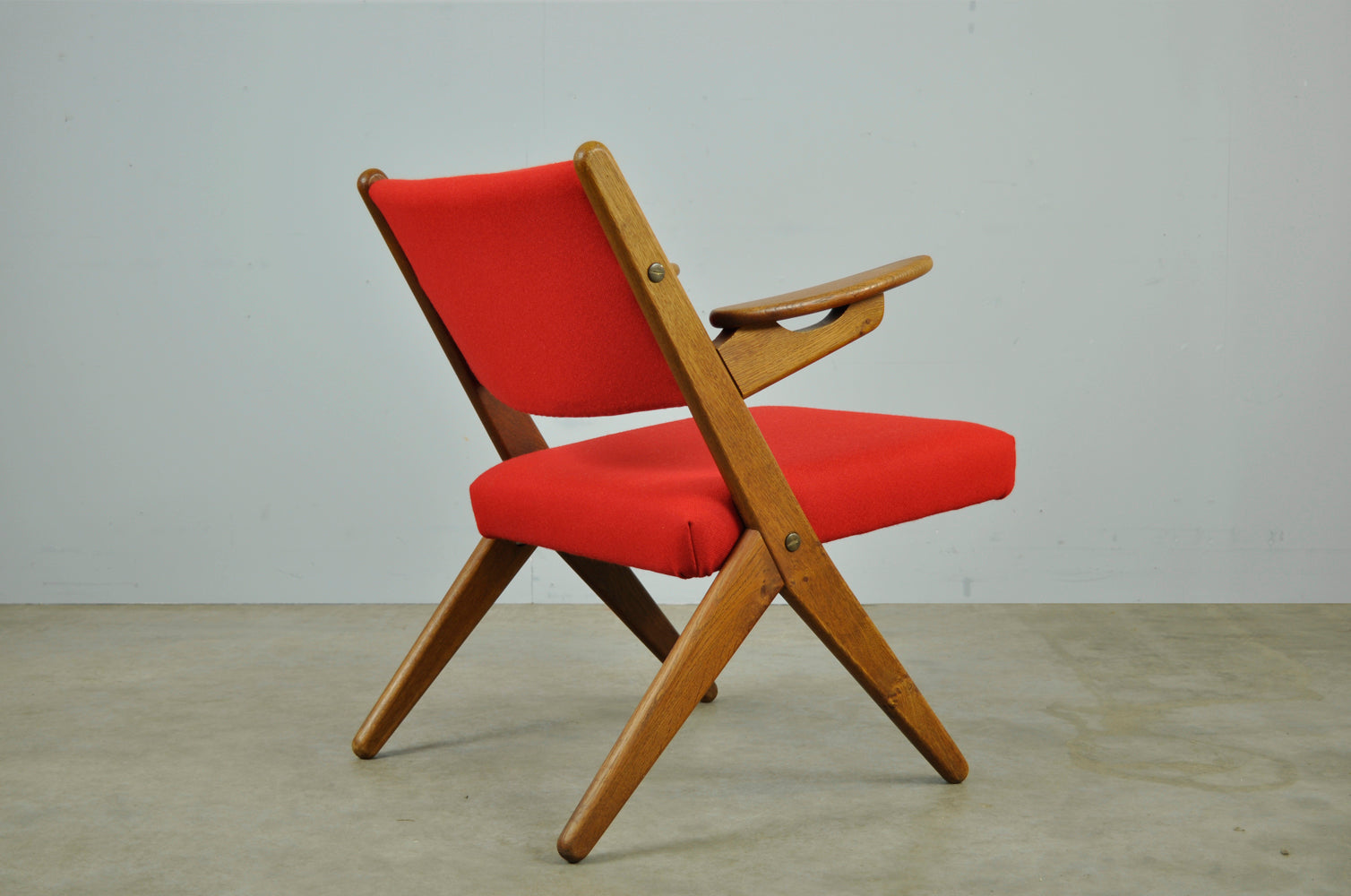 Classic_Danish_vintage_scissor_armchair_by_Arne_Hovmand_Olsen_in_OAK,_1960s