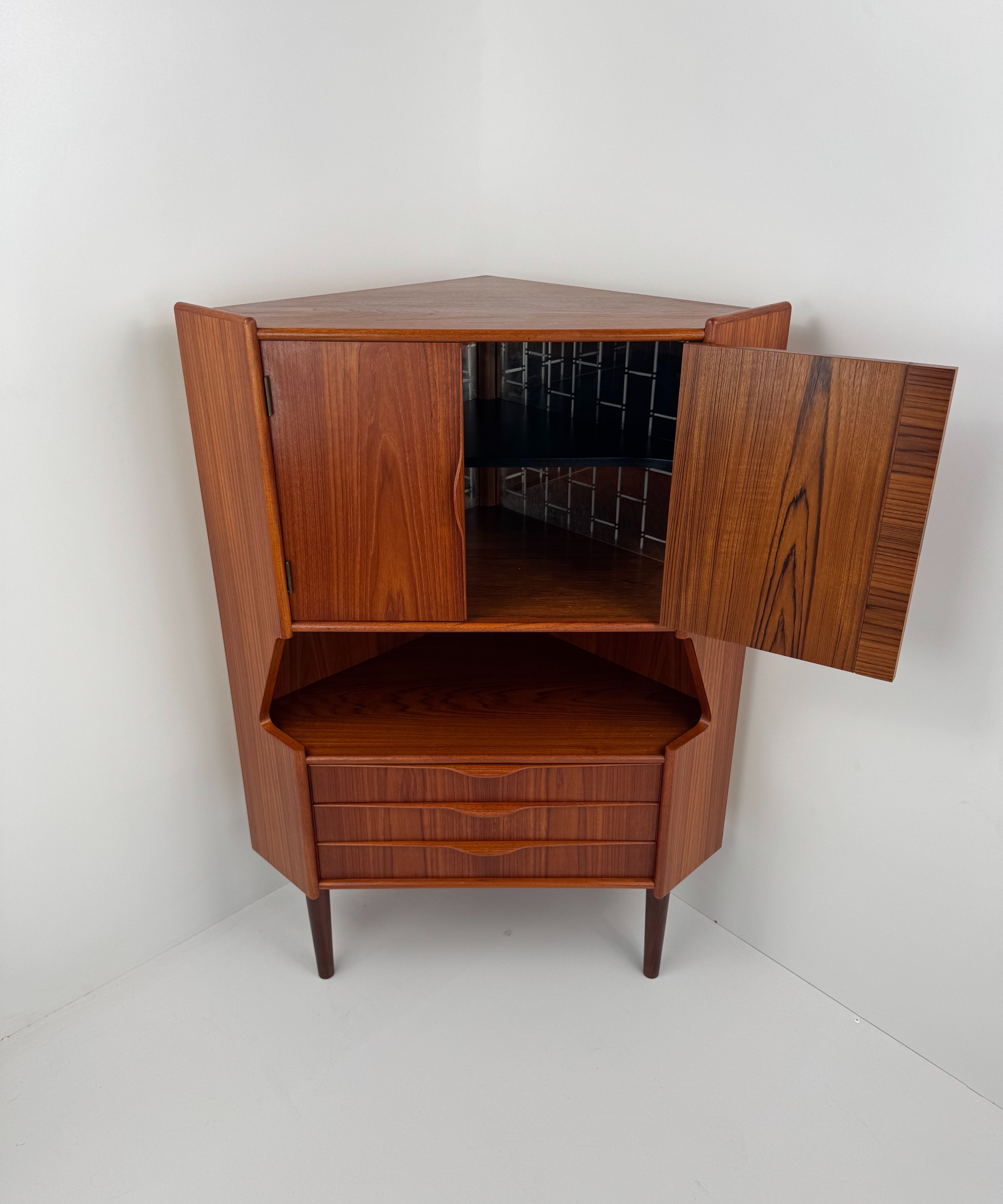 Corner_Bar_Cabinet_by_Gunnar_Falsig_for_Falsigs_Møbelfabrik,_Teak,_Denmark,_1960s