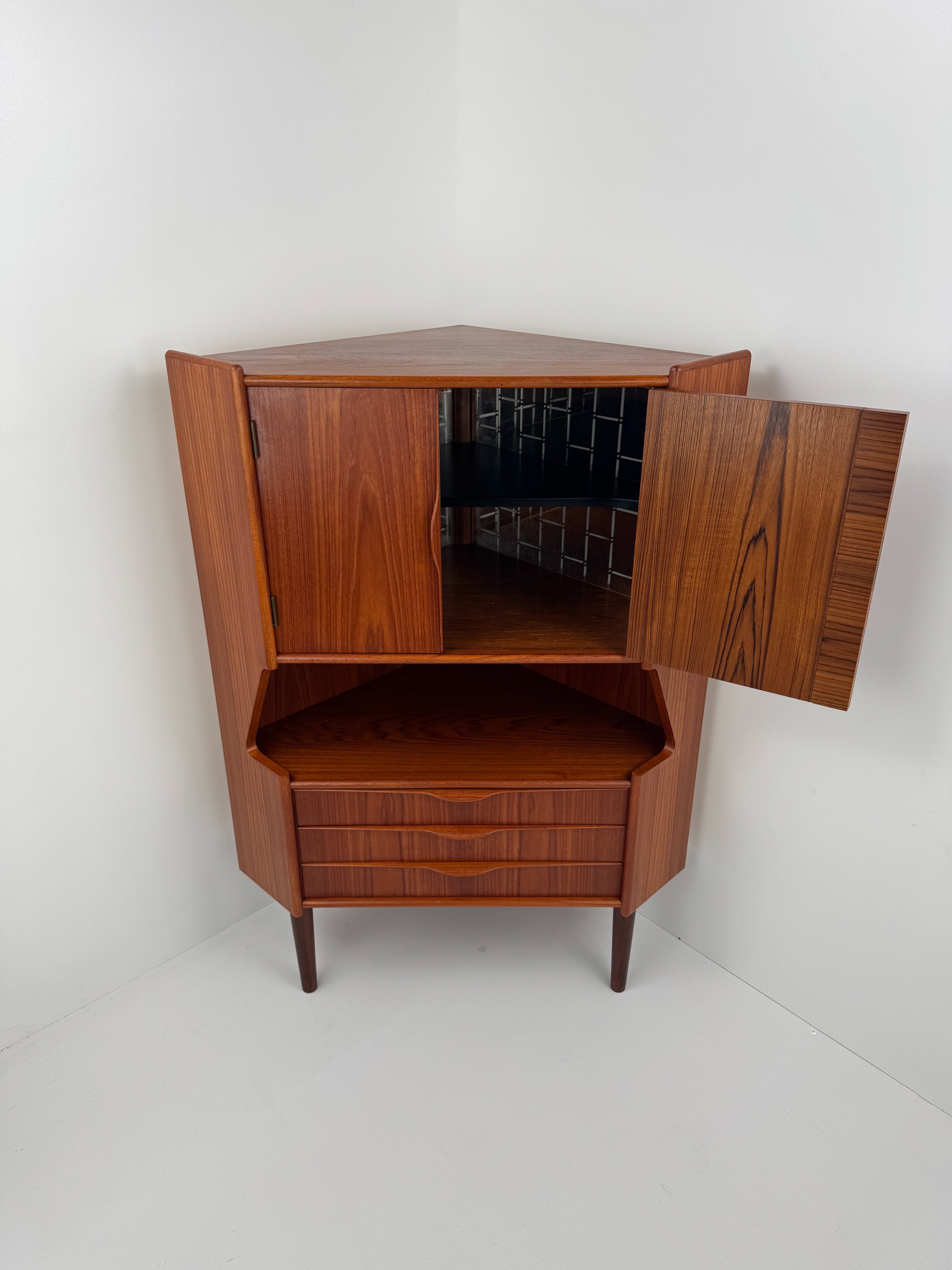 Corner_Bar_Cabinet_by_Gunnar_Falsig_for_Falsigs_Møbelfabrik,_Teak,_Denmark,_1960s