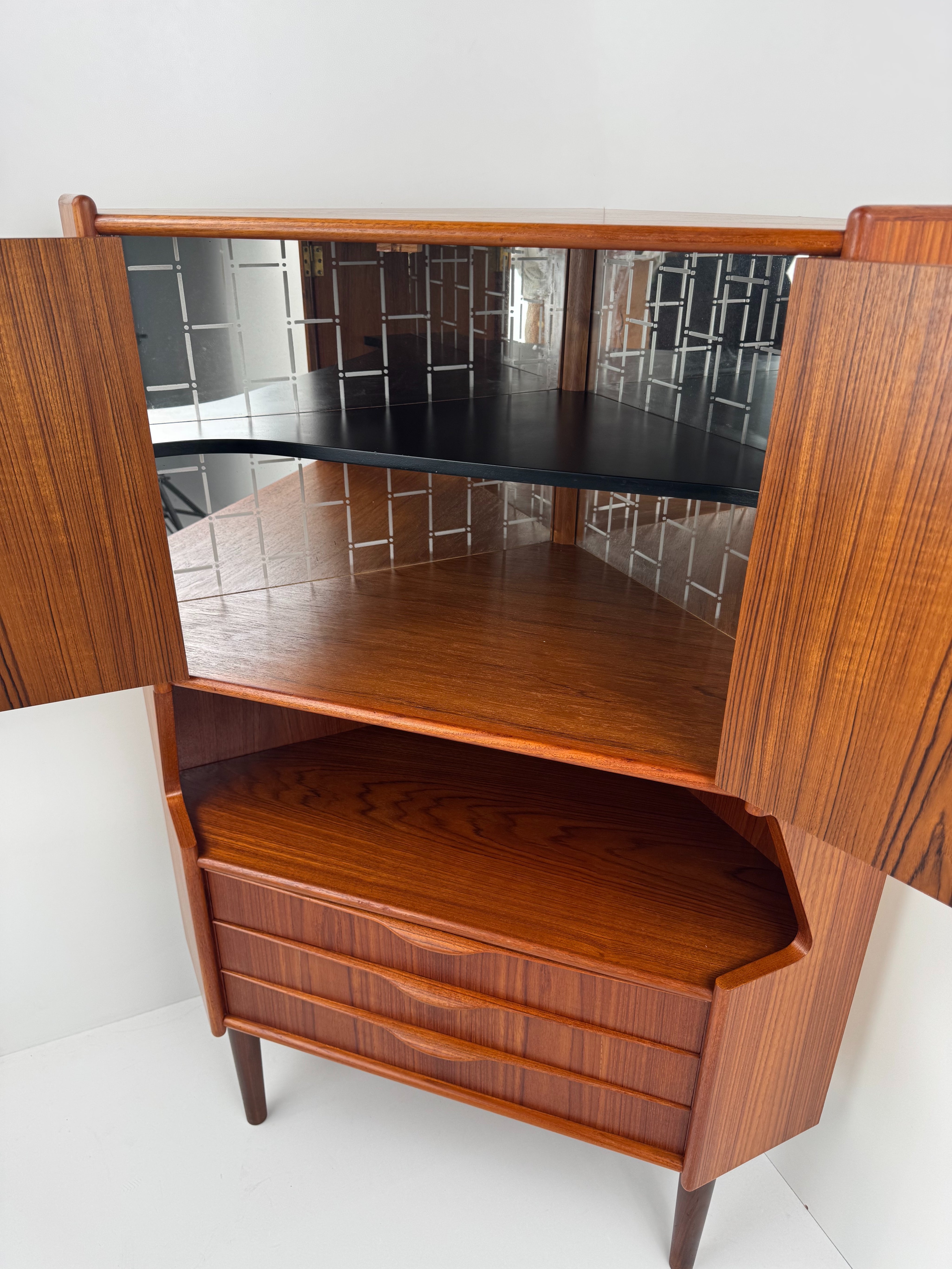 Corner_Bar_Cabinet_by_Gunnar_Falsig_for_Falsigs_Møbelfabrik,_Teak,_Denmark,_1960s