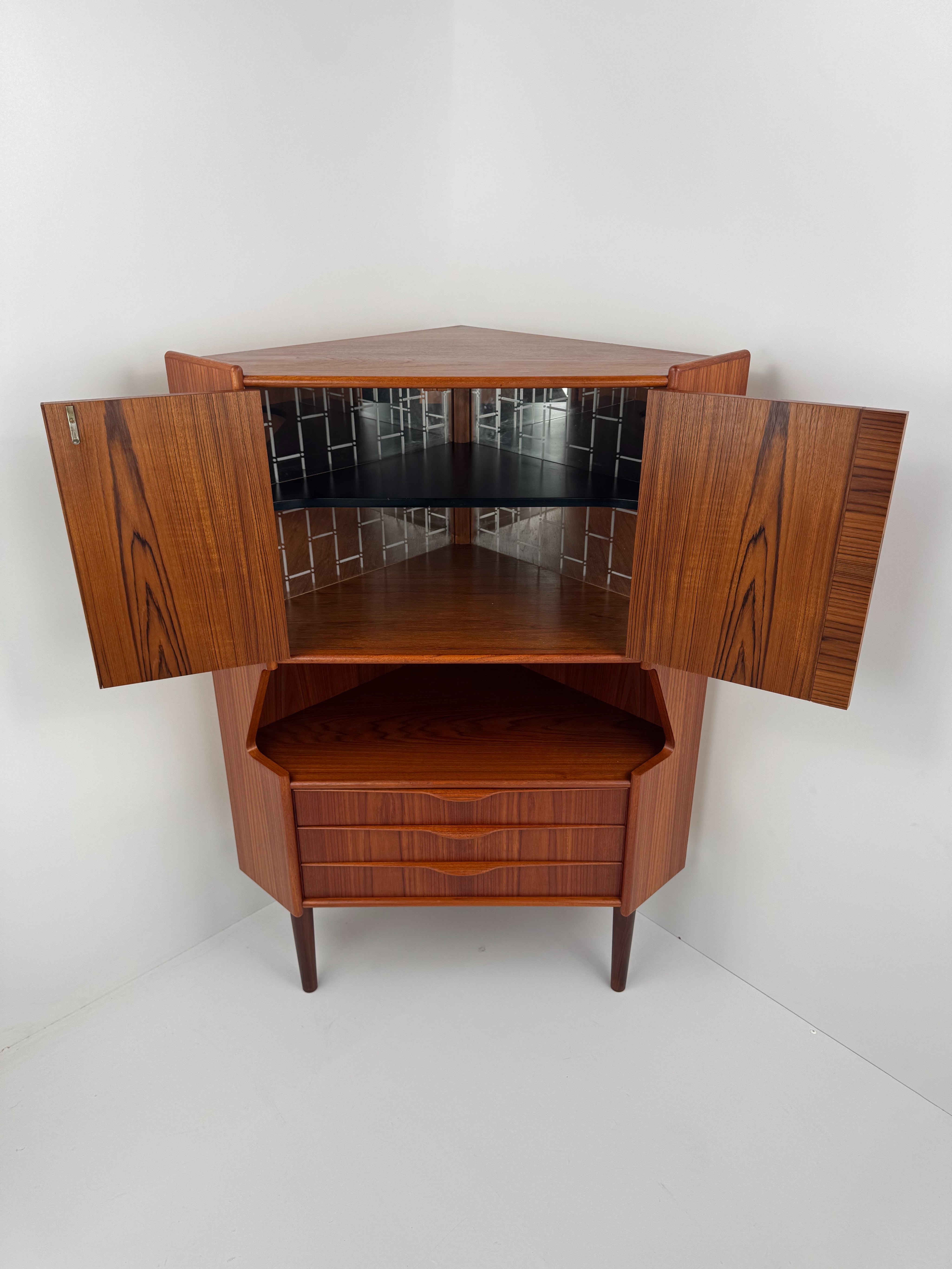 Corner_Bar_Cabinet_by_Gunnar_Falsig_for_Falsigs_Møbelfabrik,_Teak,_Denmark,_1960s